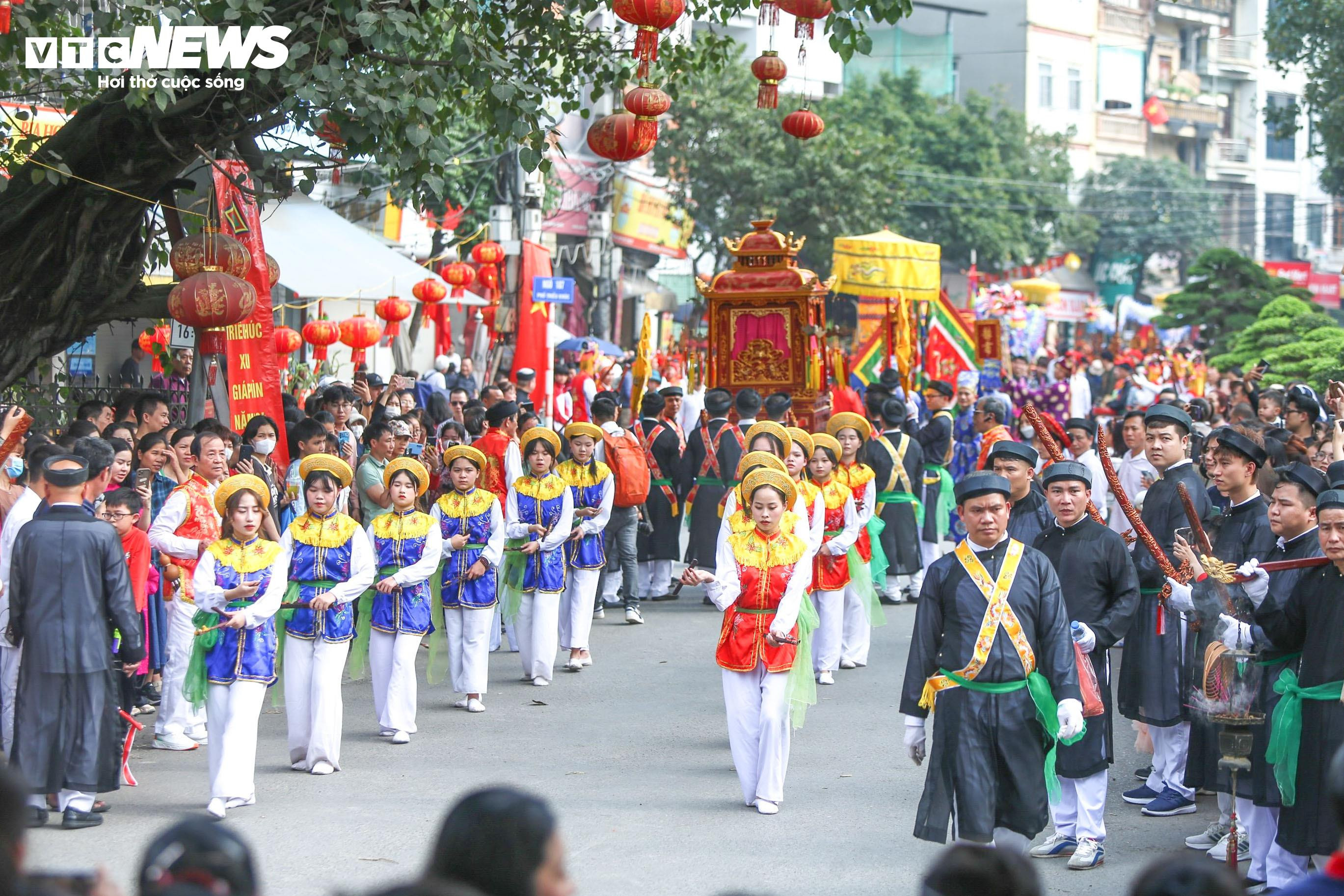 Trai Hà Nội điệu đà giả gái, má phấn môi son nhảy điệu đánh bồng - 18
