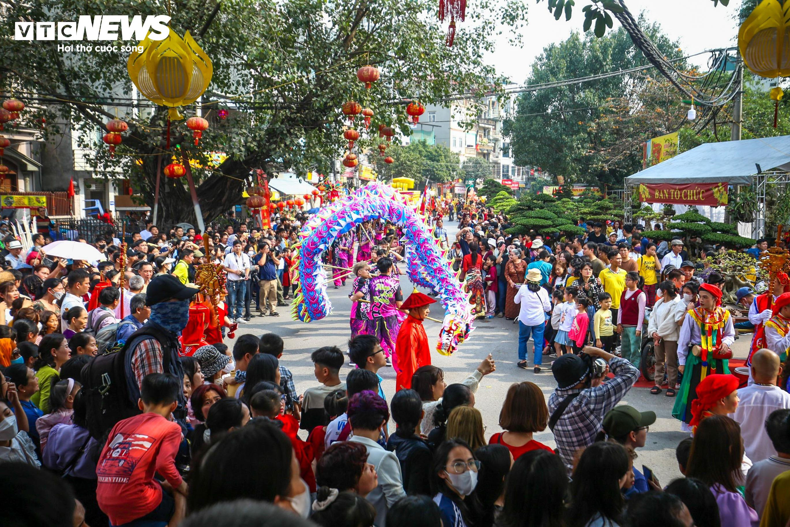 Trai Hà Nội điệu đà giả gái, má phấn môi son nhảy điệu đánh bồng - 2