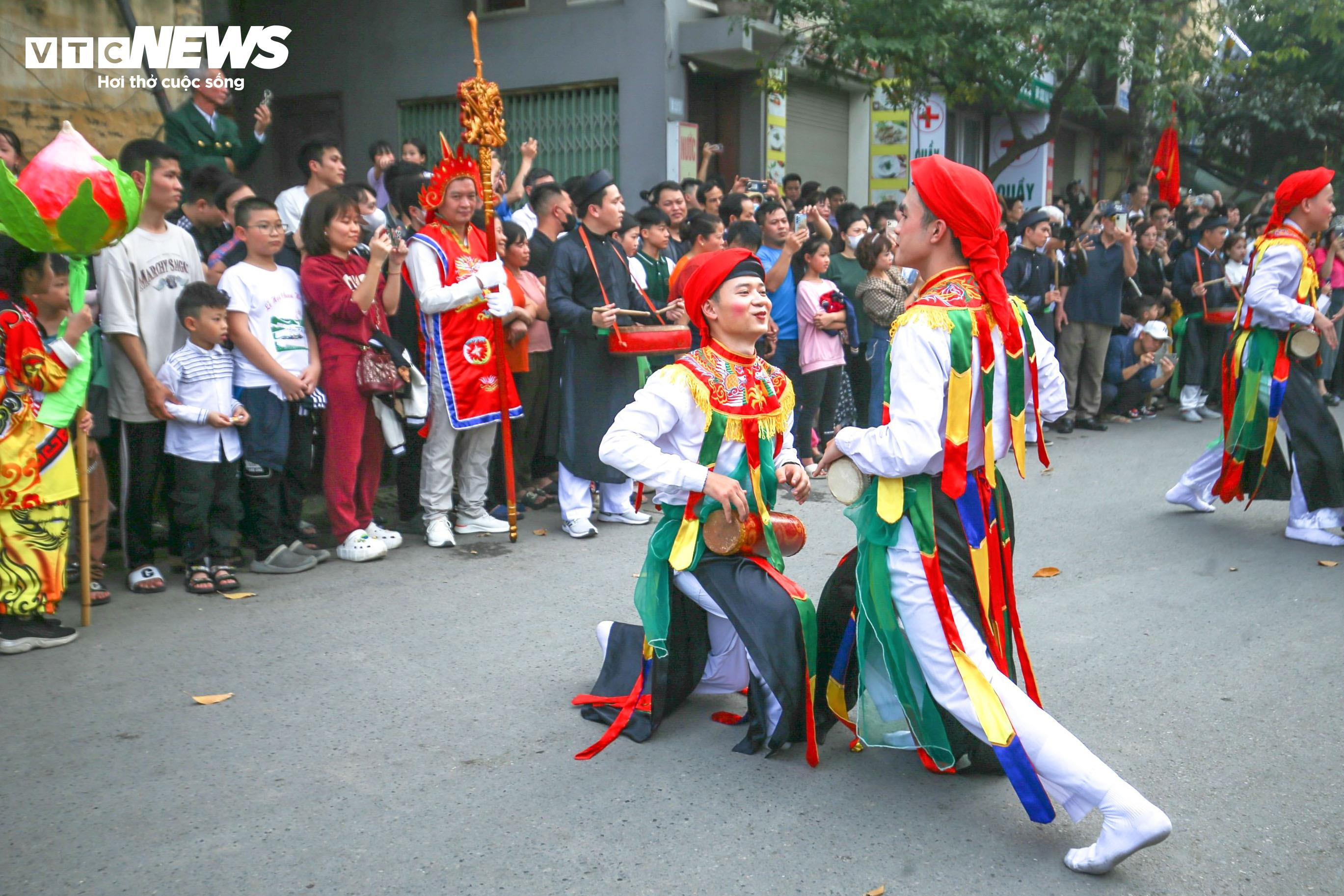 Trai Hà Nội điệu đà giả gái, má phấn môi son nhảy điệu đánh bồng - 15