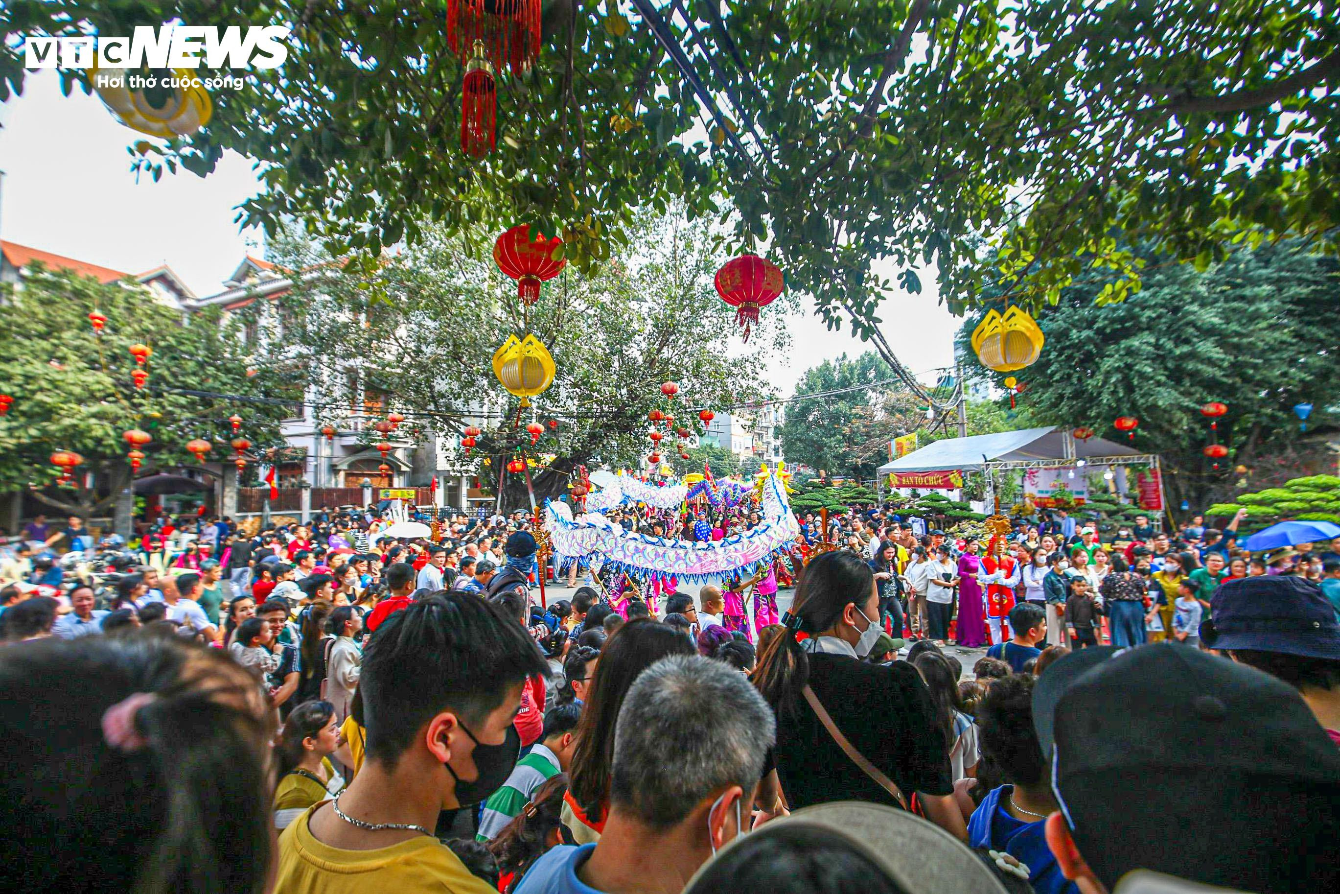 Trai Hà Nội điệu đà giả gái, má phấn môi son nhảy điệu đánh bồng - 1