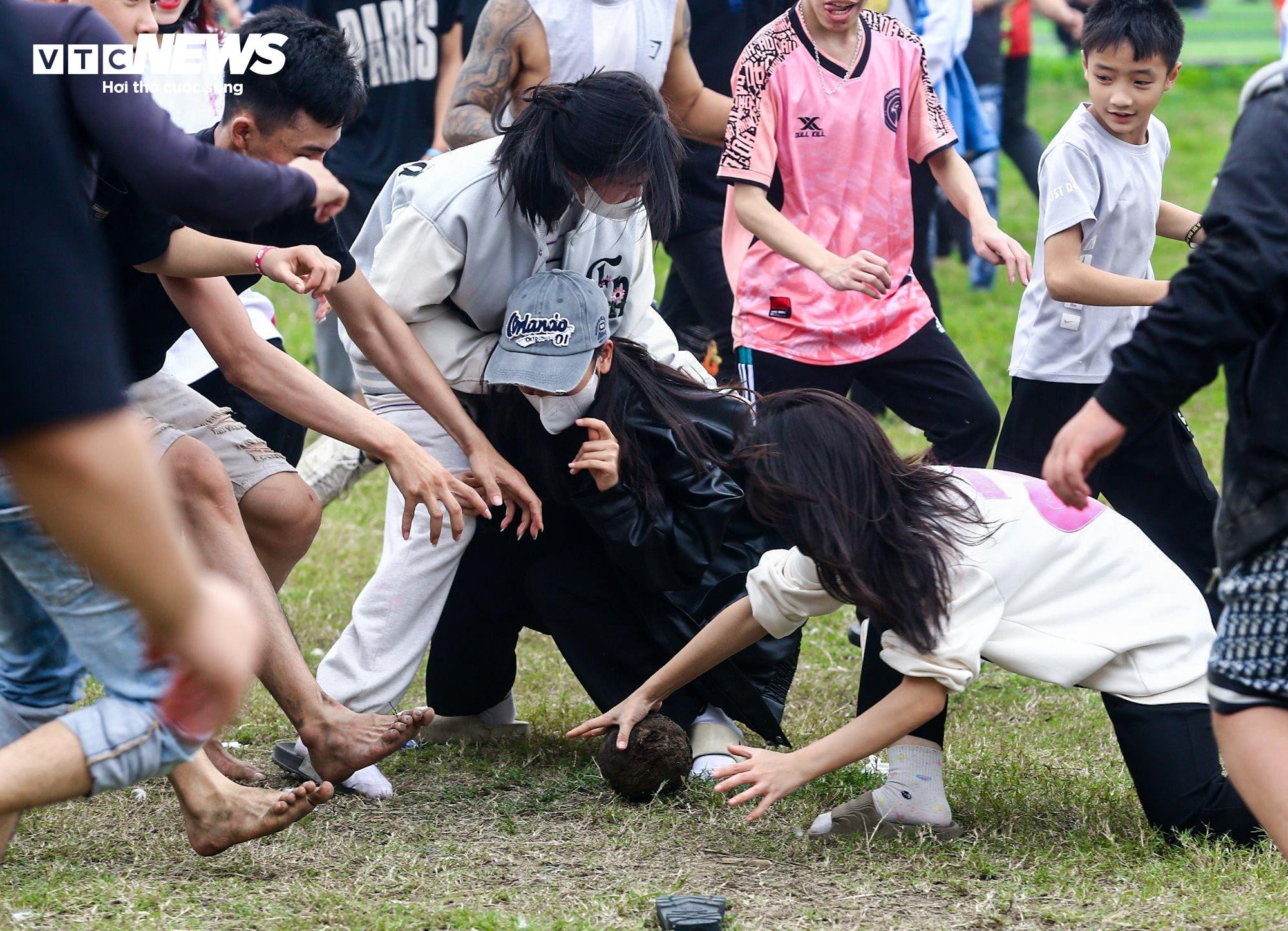 Thanh niên tranh nhau cướp cầu ở lễ hội 4 năm tổ chức một lần - 12