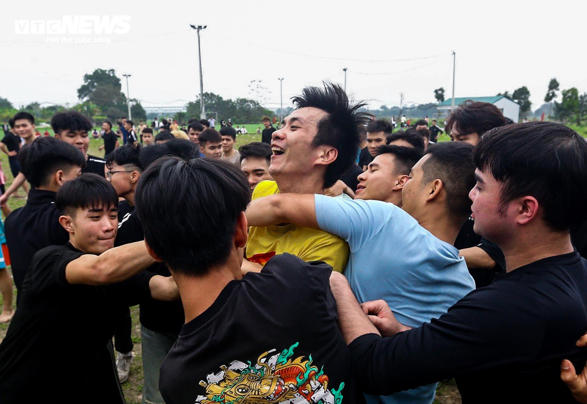 Thanh niên tranh nhau cướp cầu ở lễ hội 4 năm tổ chức một lần - 15
