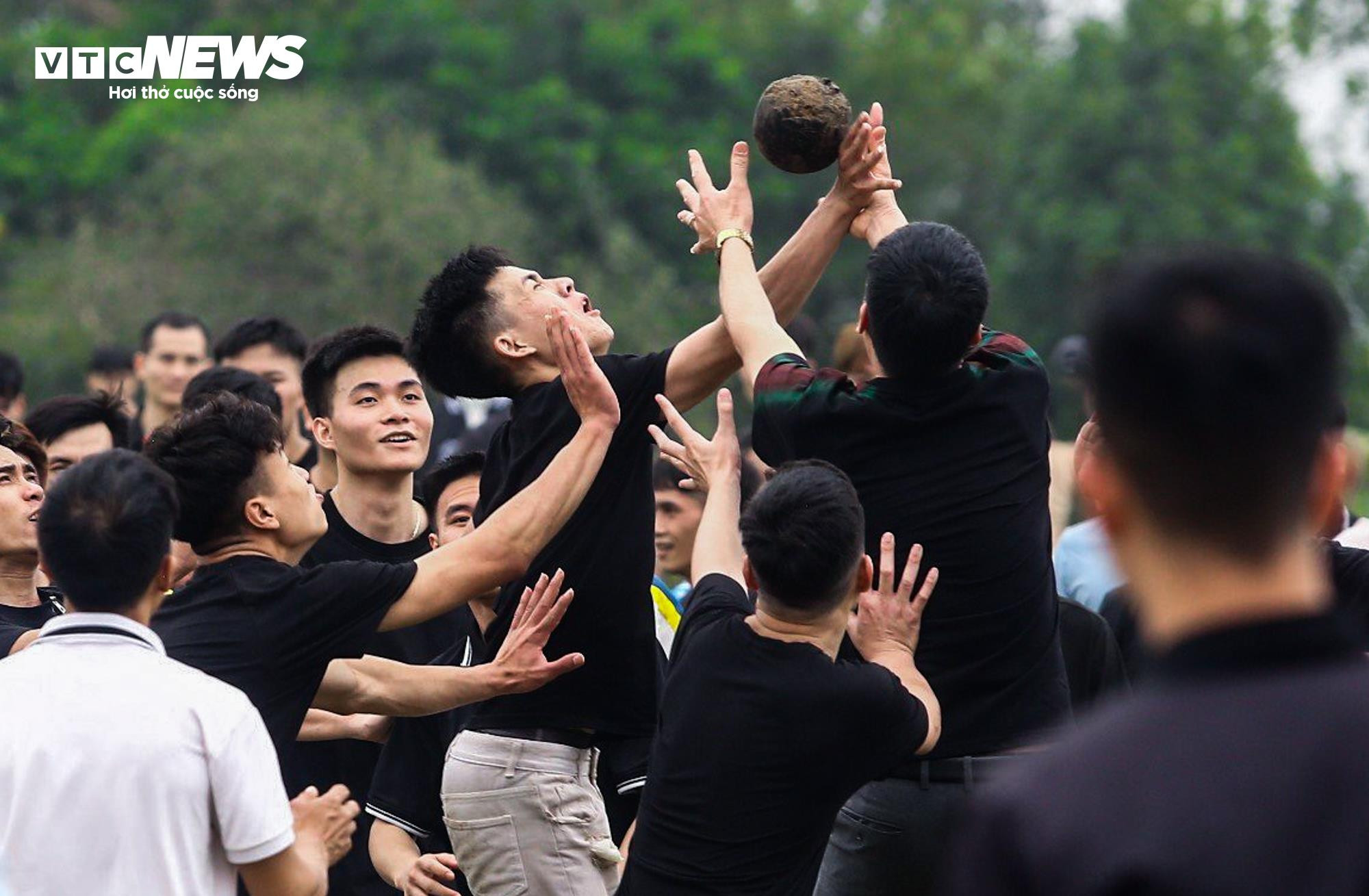 Thanh niên tranh nhau cướp cầu ở lễ hội 4 năm tổ chức một lần - 9