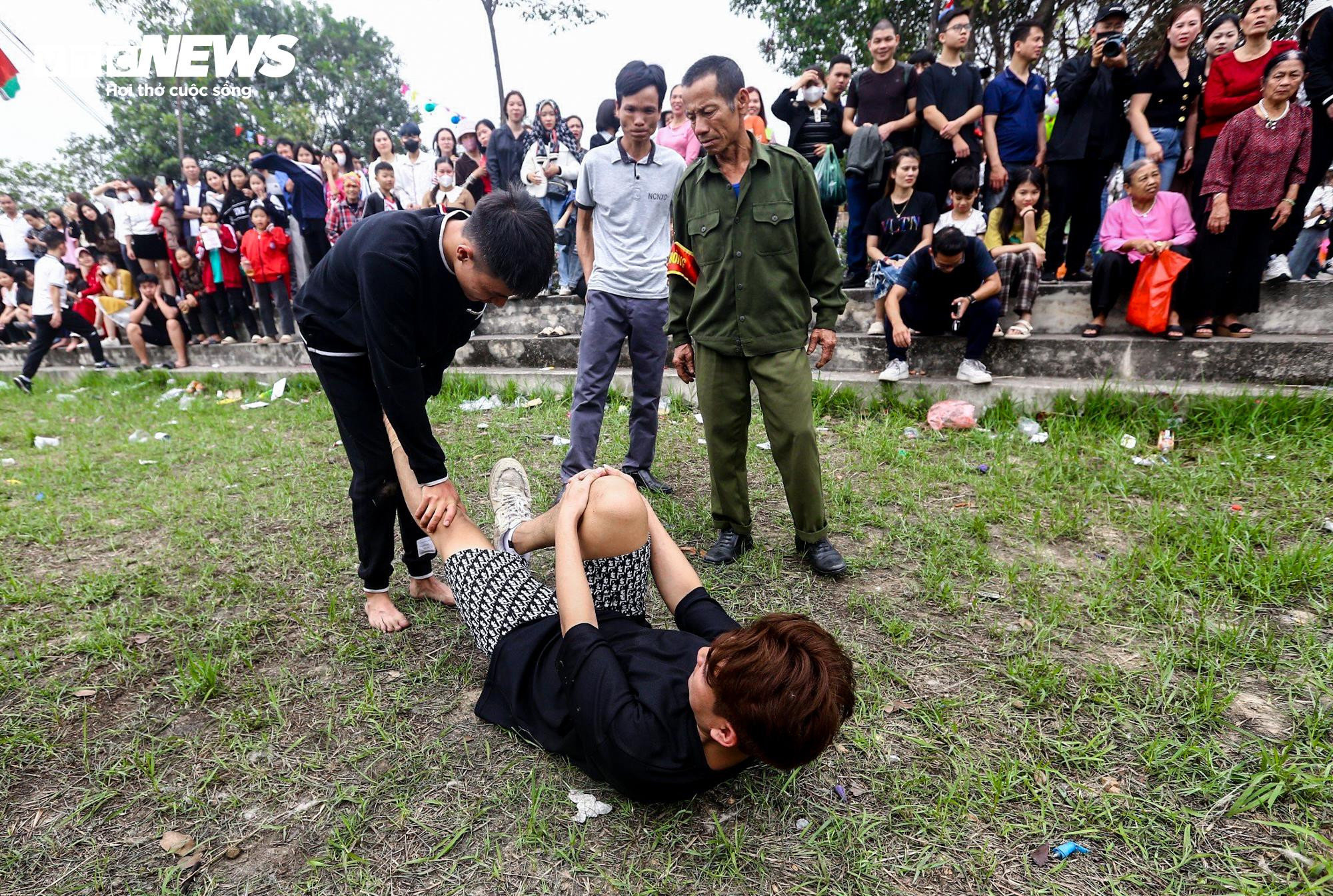 Thanh niên tranh nhau cướp cầu ở lễ hội 4 năm tổ chức một lần - 14