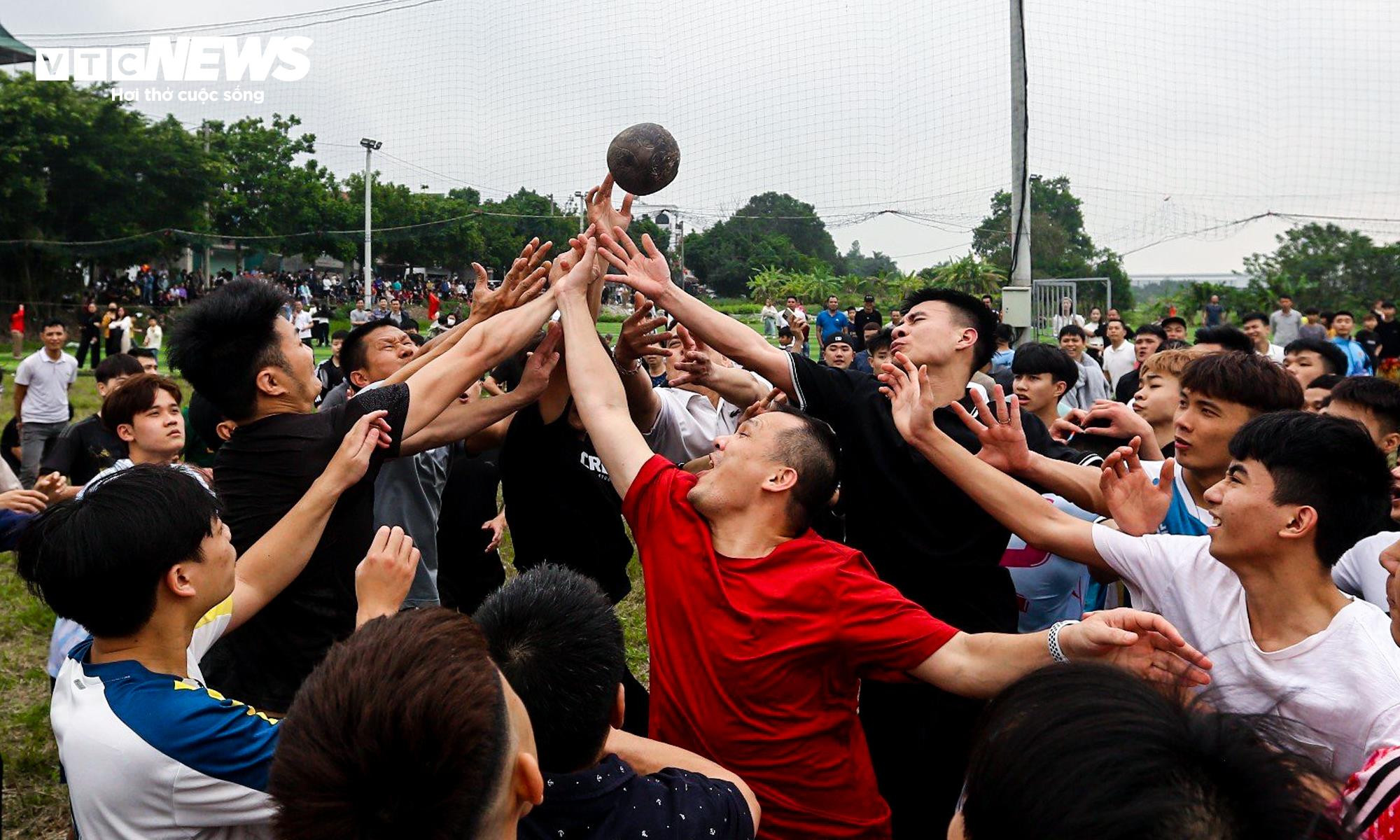 Thanh niên tranh nhau cướp cầu ở lễ hội 4 năm tổ chức một lần - 11