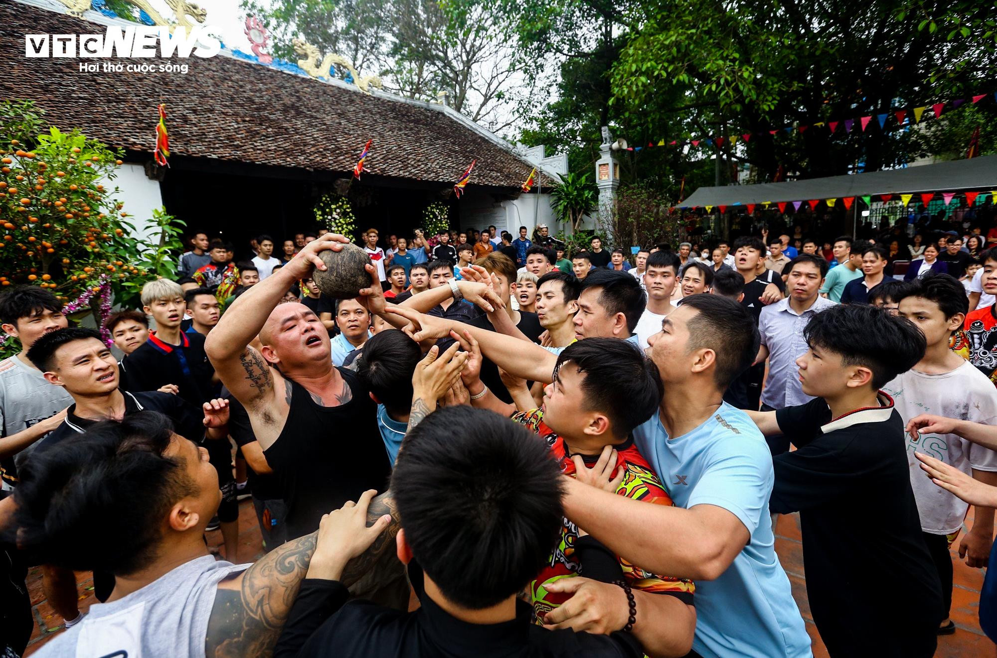 Thanh niên tranh nhau cướp cầu ở lễ hội 4 năm tổ chức một lần - 6