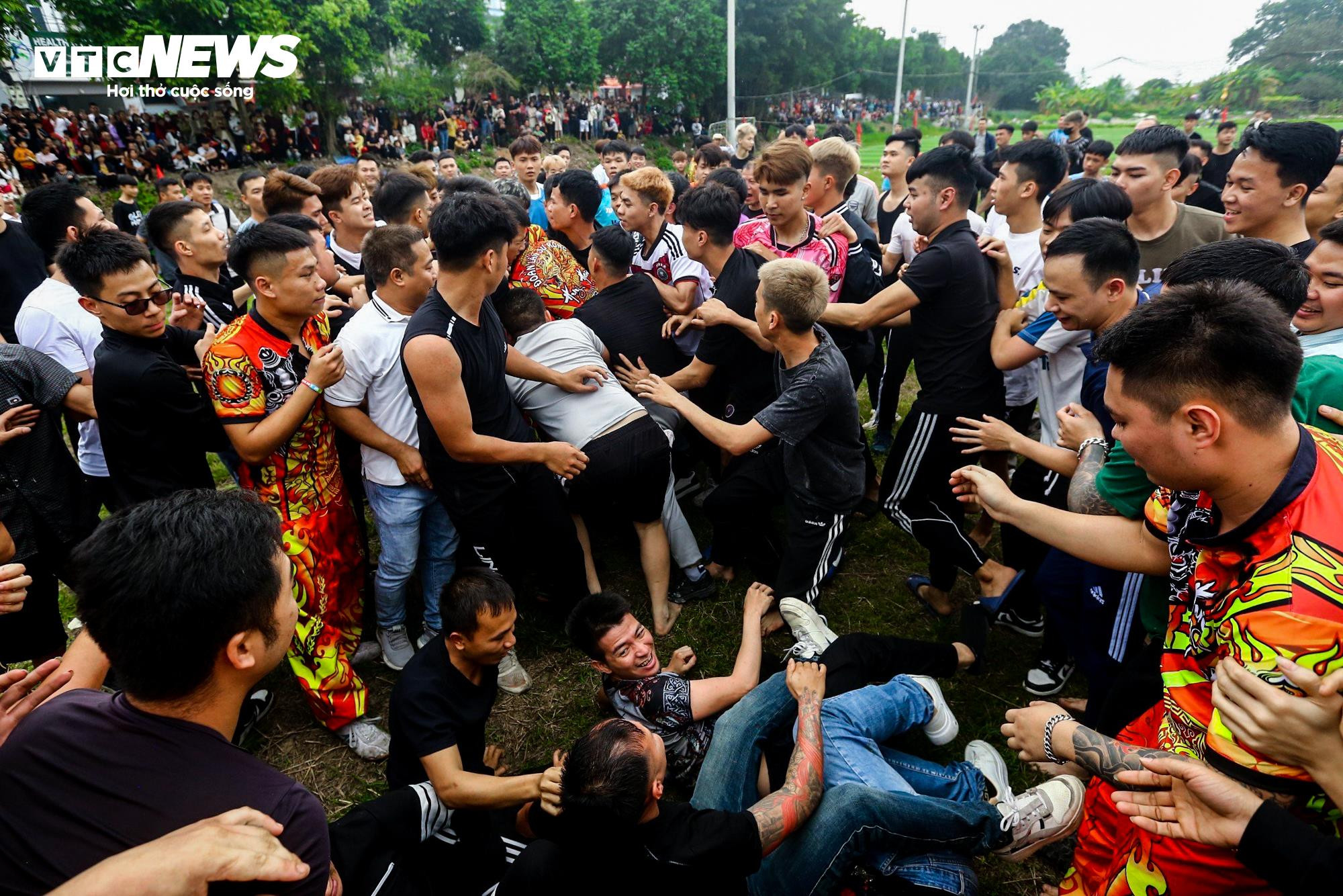 Thanh niên tranh nhau cướp cầu ở lễ hội 4 năm tổ chức một lần - 13