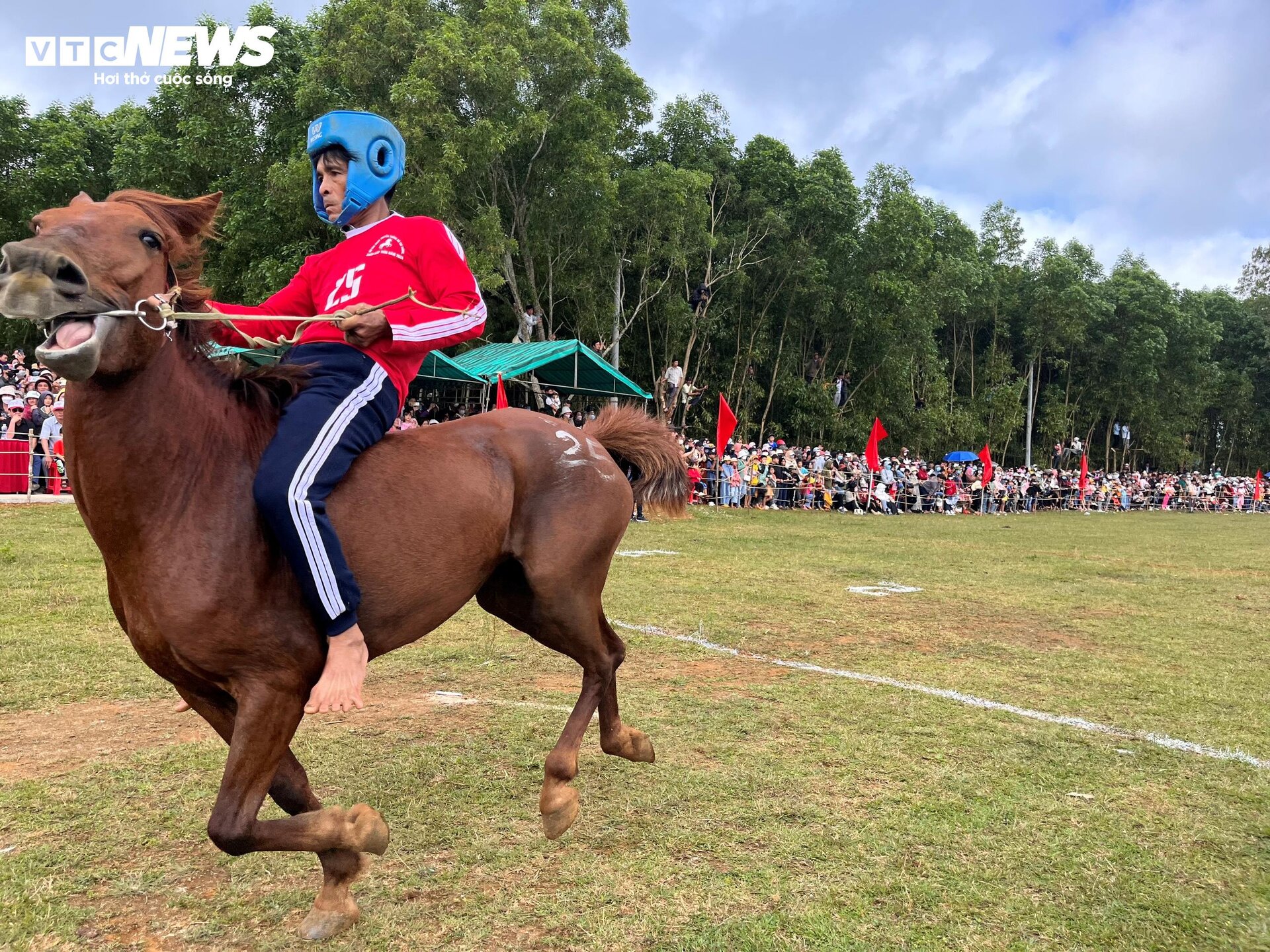 Xem nữ 'kỵ sĩ nông dân' tranh tài tại lễ hội đua ngựa độc nhất vô nhị Phú Yên - 9