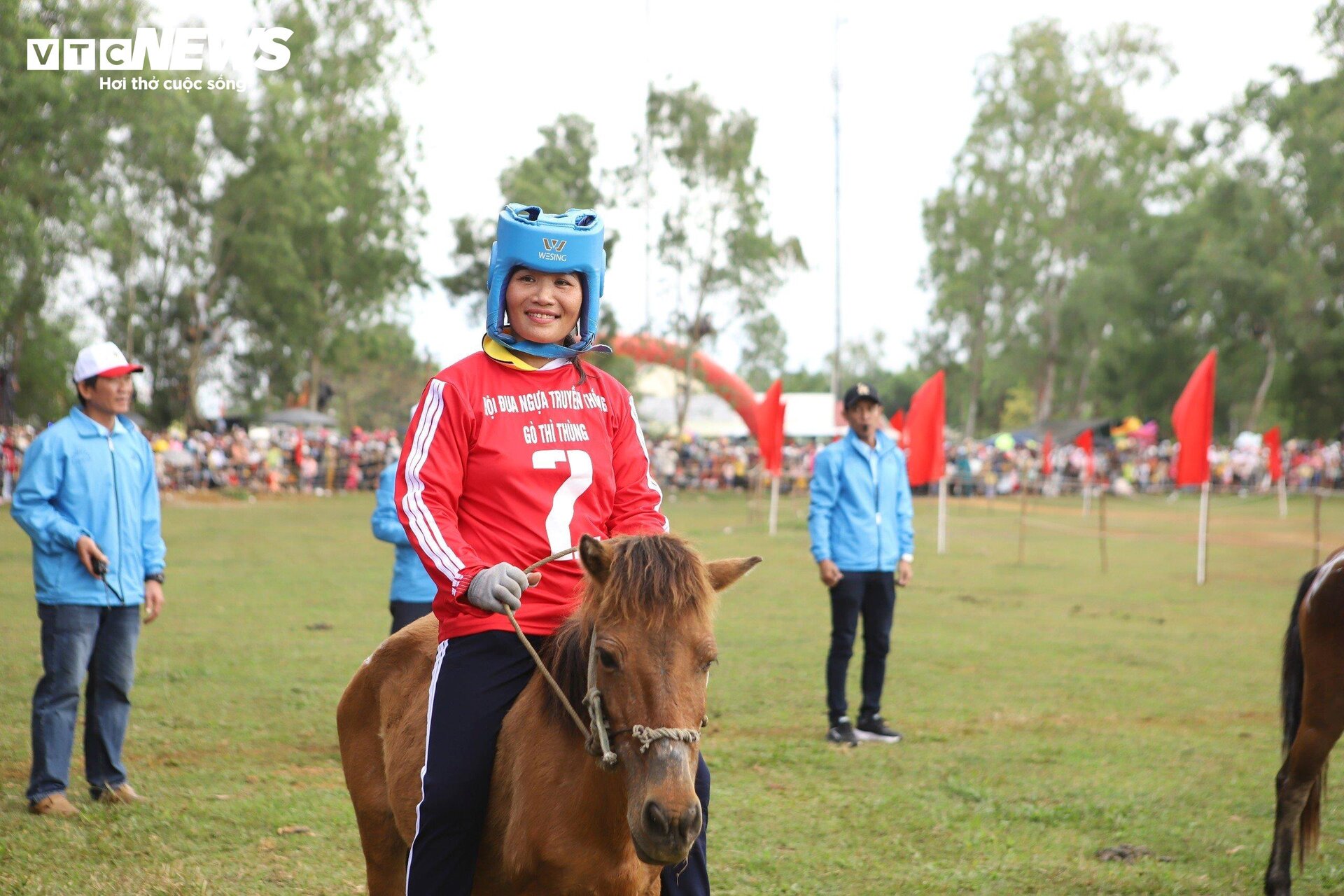 Xem nữ 'kỵ sĩ nông dân' tranh tài tại lễ hội đua ngựa độc nhất vô nhị Phú Yên - 4