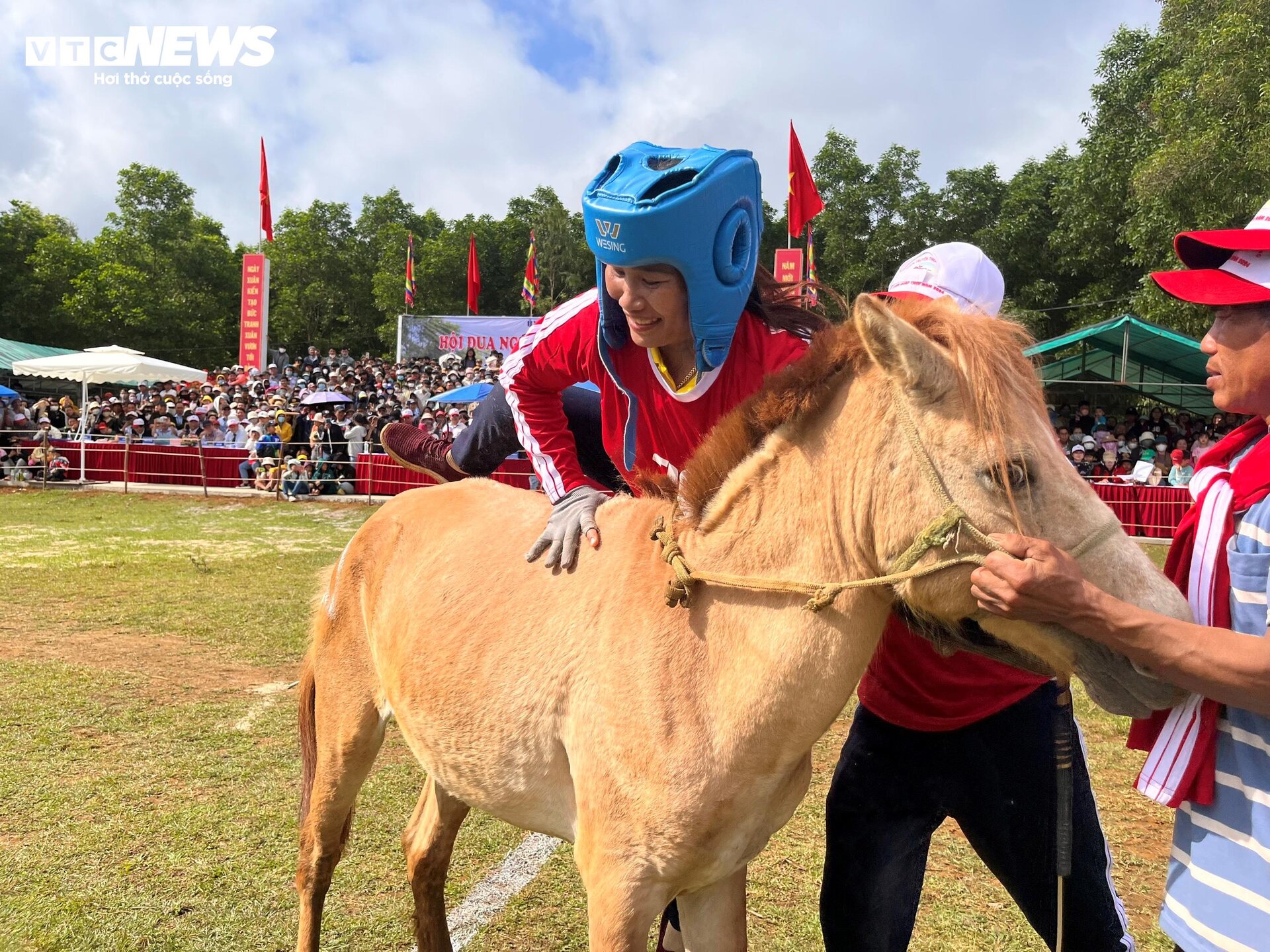 Xem nữ 'kỵ sĩ nông dân' tranh tài tại lễ hội đua ngựa độc nhất vô nhị Phú Yên - 5