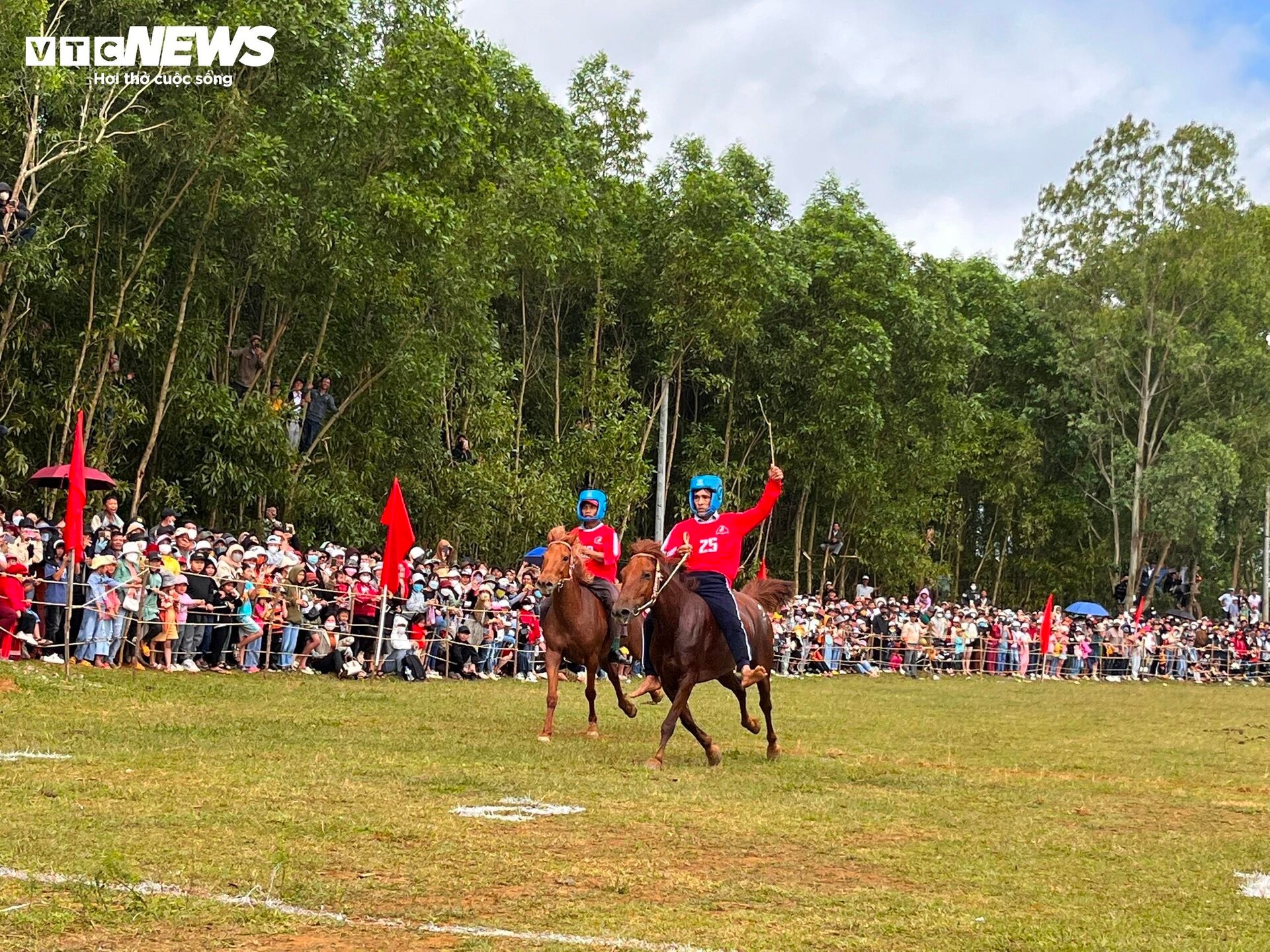 Xem nữ 'kỵ sĩ nông dân' tranh tài tại lễ hội đua ngựa độc nhất vô nhị Phú Yên - 8