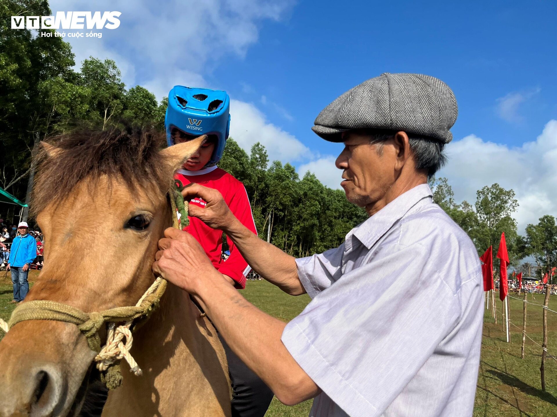 Xem nữ 'kỵ sĩ nông dân' tranh tài tại lễ hội đua ngựa độc nhất vô nhị Phú Yên - 2