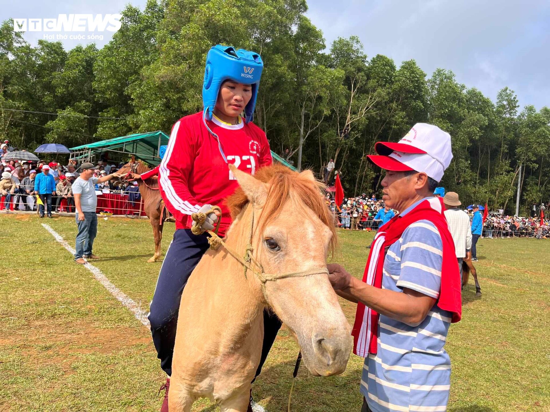 Xem nữ 'kỵ sĩ nông dân' tranh tài tại lễ hội đua ngựa độc nhất vô nhị Phú Yên - 6