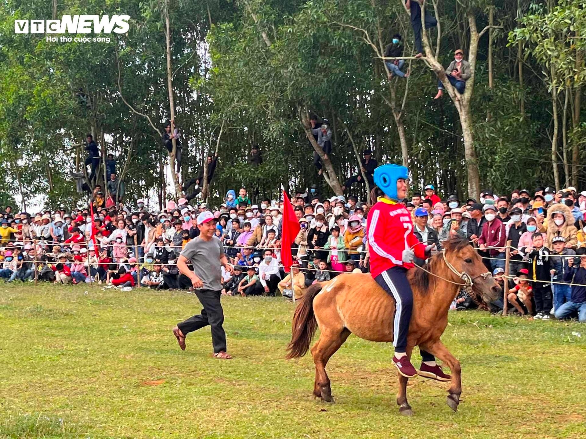 Xem nữ 'kỵ sĩ nông dân' tranh tài tại lễ hội đua ngựa độc nhất vô nhị Phú Yên - 7