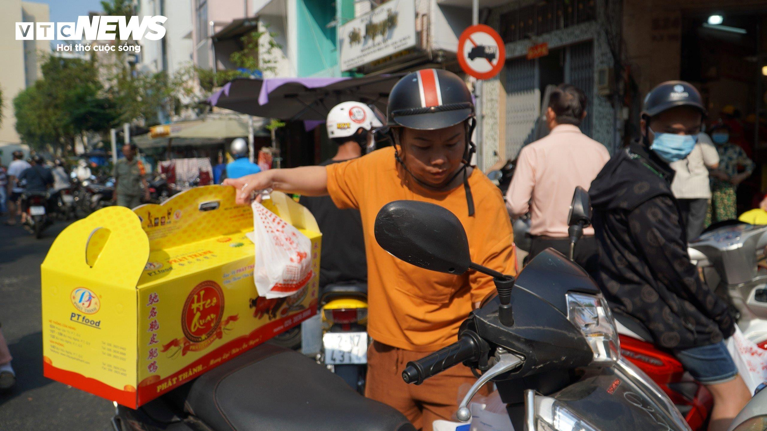 Cả tiệm xuyên đêm không ngủ, phục vụ khách mua vịt, heo quay ngày vía Thần Tài - 4