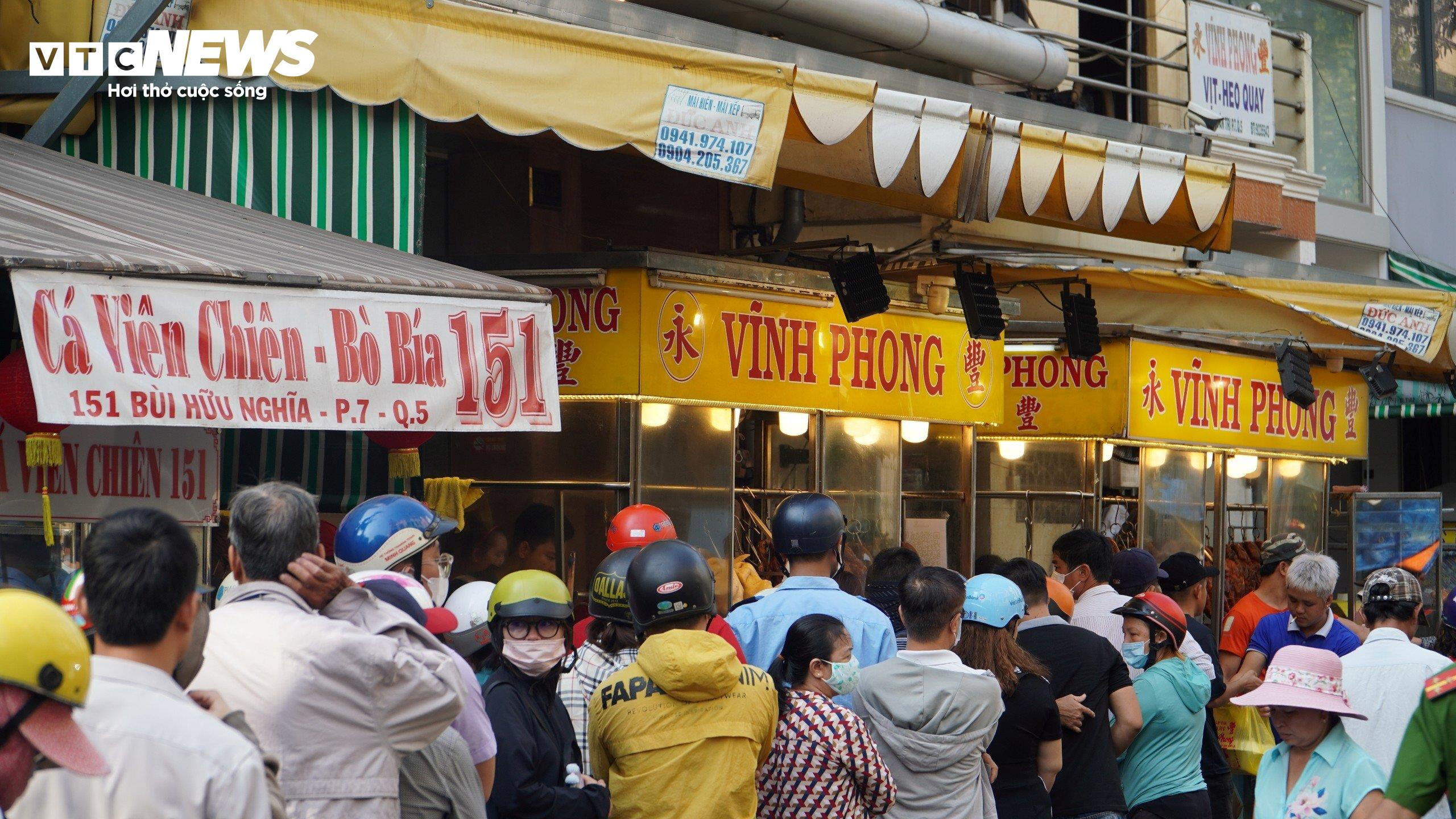 Cả tiệm xuyên đêm không ngủ, phục vụ khách mua vịt, heo quay ngày vía Thần Tài - 1