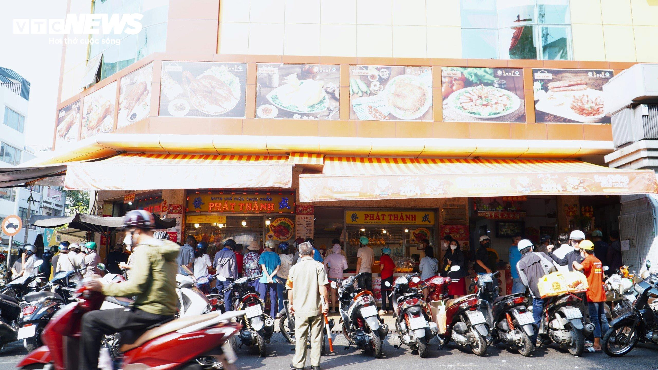 Cả tiệm xuyên đêm không ngủ, phục vụ khách mua vịt, heo quay ngày vía Thần Tài - 2