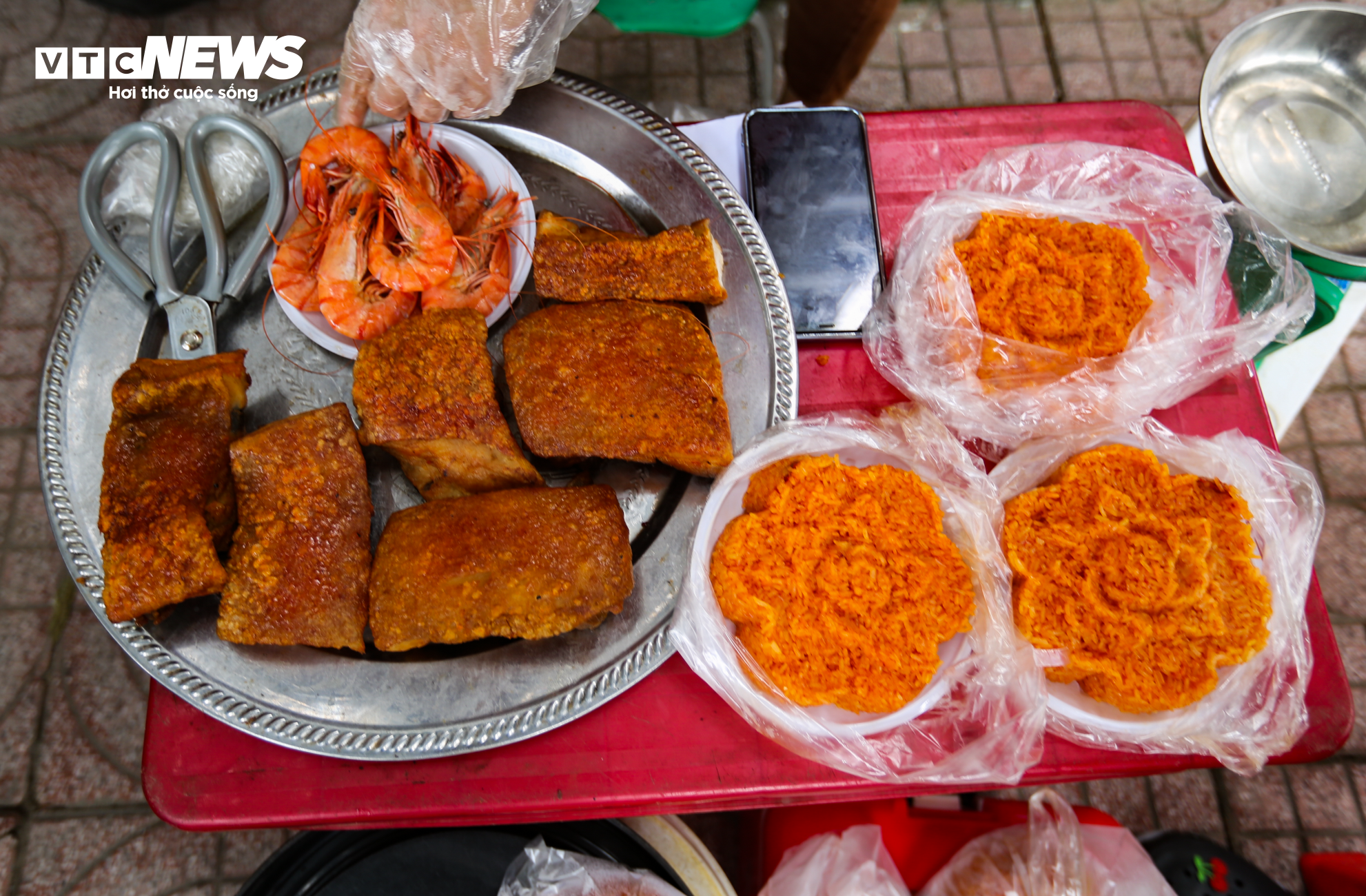 Kiếm hàng chục triệu đồng nhờ bán mâm 'tam sên' ven đường ngày vía Thần Tài - 3