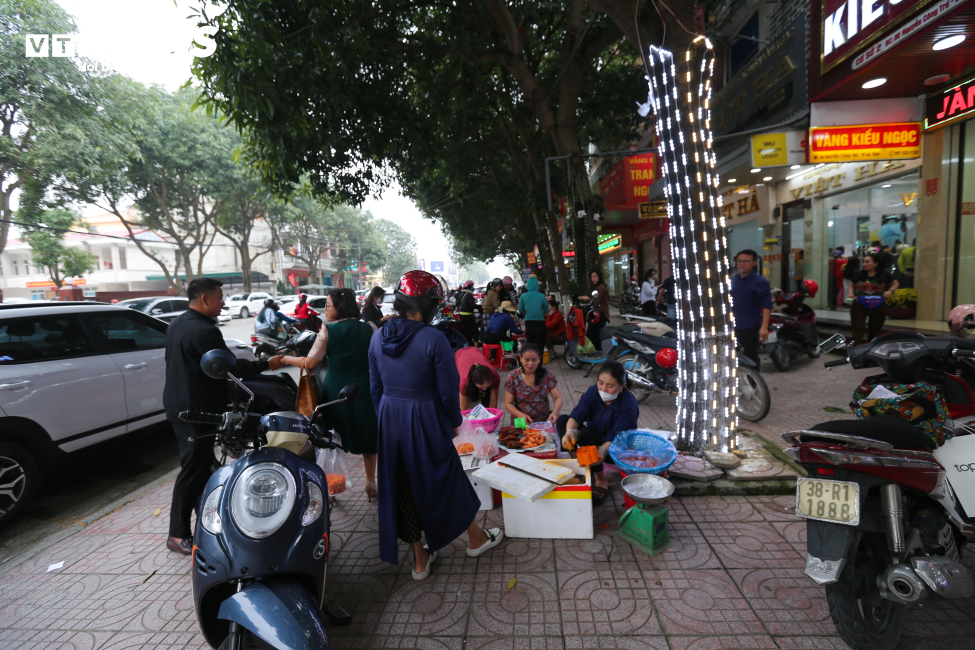 Kiếm hàng chục triệu đồng nhờ bán mâm 'tam sên' ven đường ngày vía Thần Tài - 1