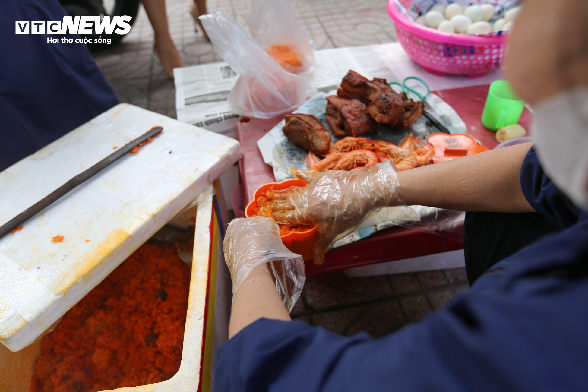Kiếm hàng chục triệu đồng nhờ bán mâm 'tam sên' ven đường ngày vía Thần Tài - 7