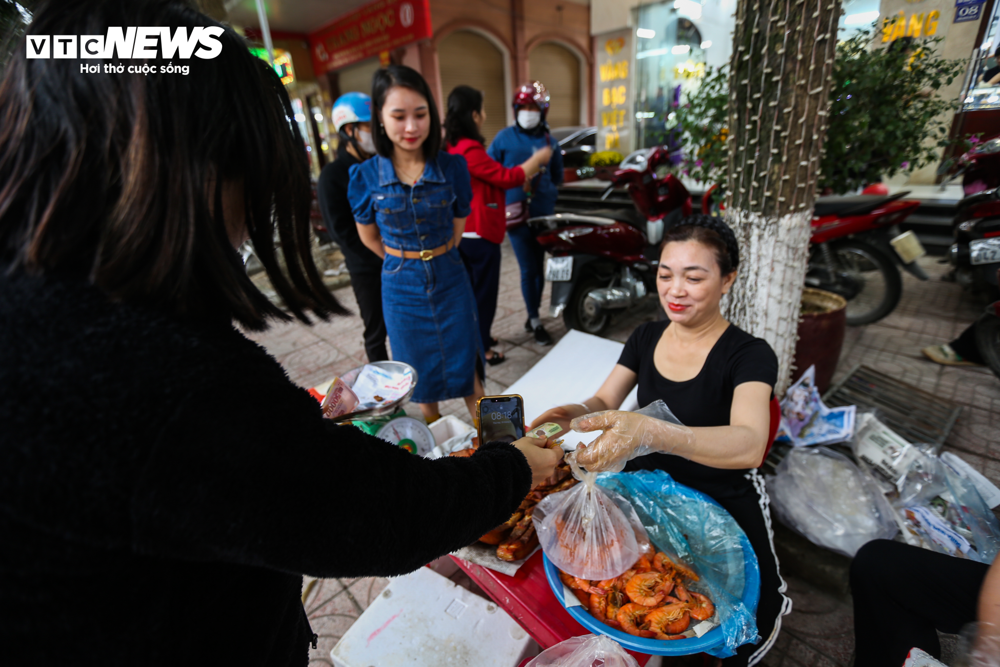Kiếm hàng chục triệu đồng nhờ bán mâm 'tam sên' ven đường ngày vía Thần Tài - 9