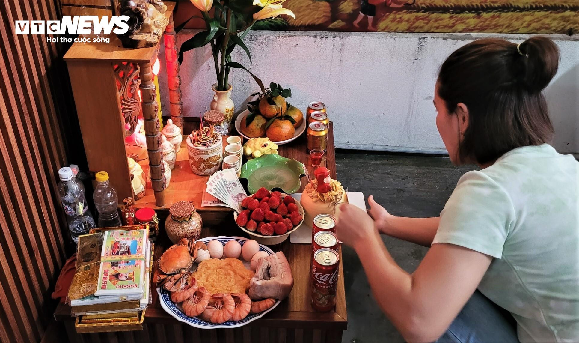Kiếm hàng chục triệu đồng nhờ bán mâm 'tam sên' ven đường ngày vía Thần Tài - 14