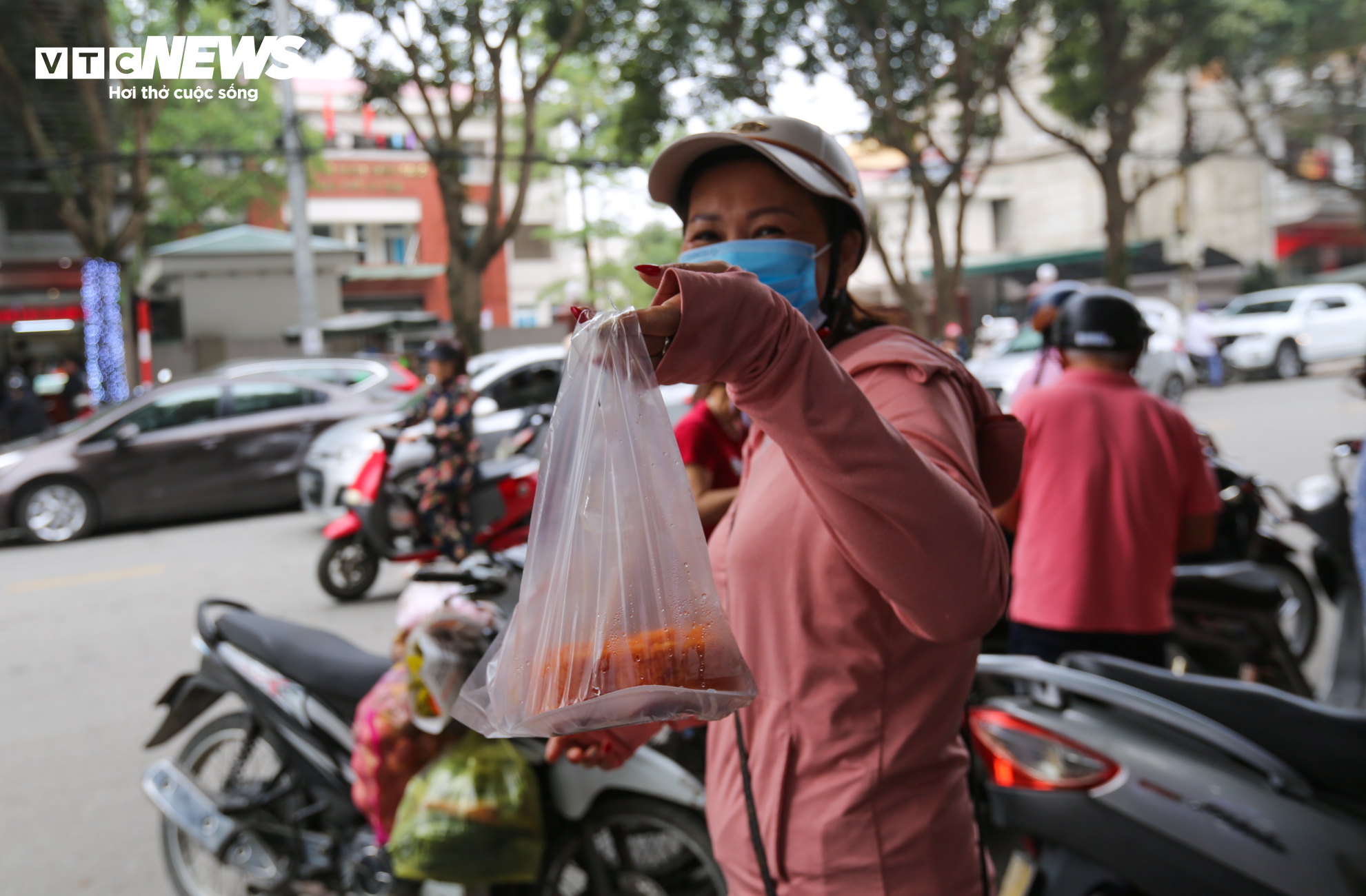 Kiếm hàng chục triệu đồng nhờ bán mâm 'tam sên' ven đường ngày vía Thần Tài - 13