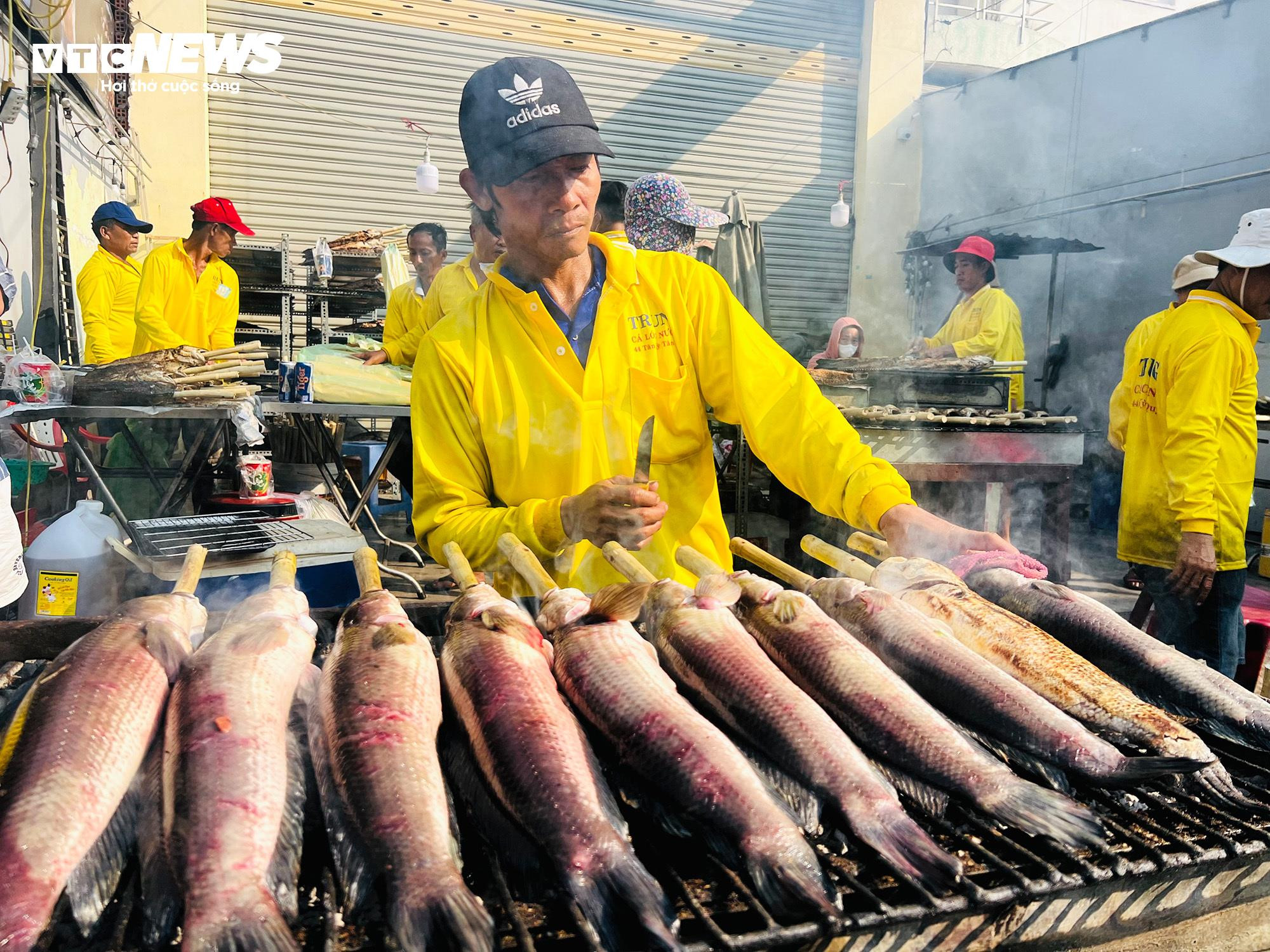 Cả tiệm xuyên đêm không ngủ, phục vụ khách mua vịt, heo quay ngày vía Thần Tài - 6