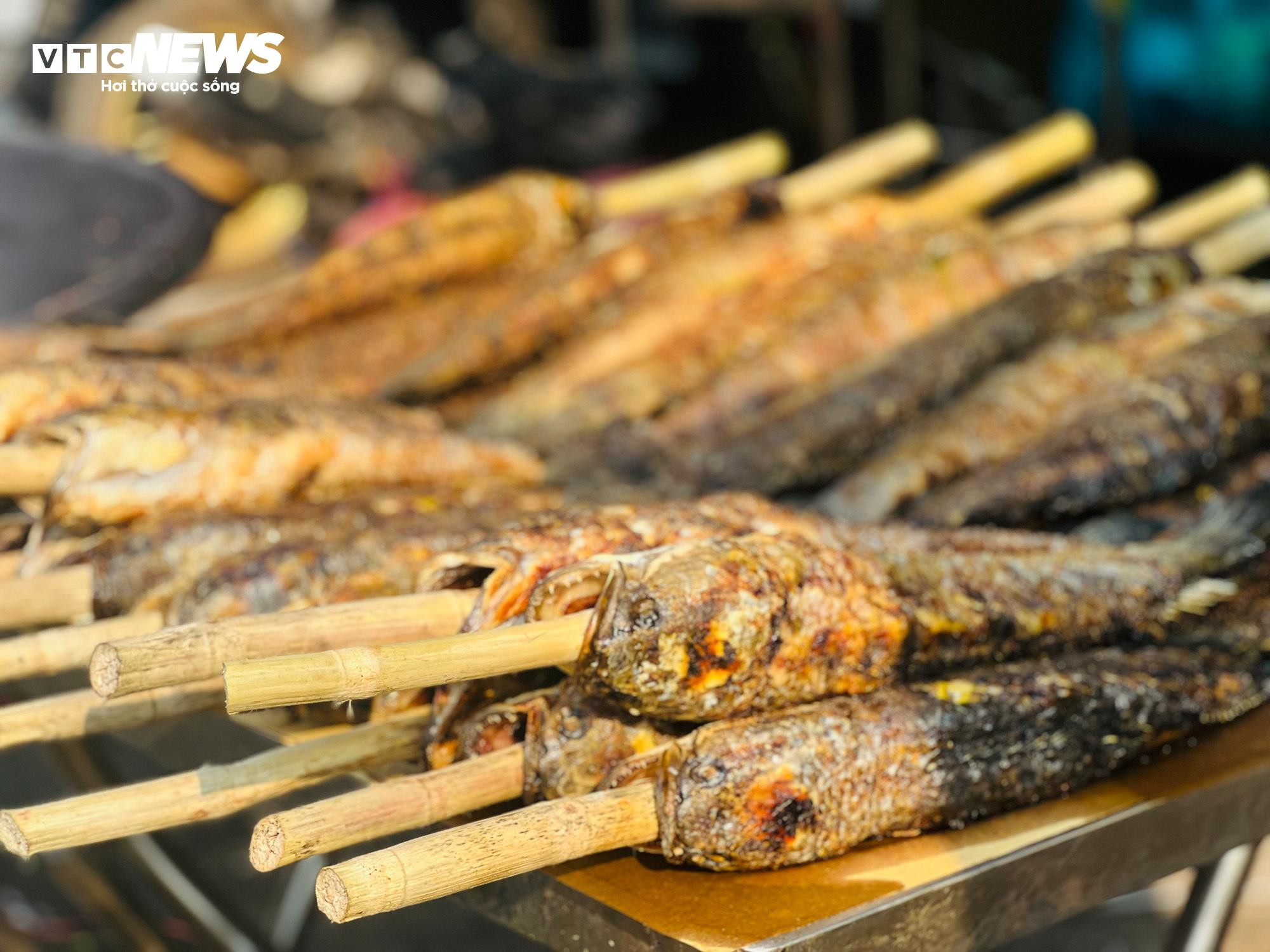 Cả tiệm xuyên đêm không ngủ, phục vụ khách mua vịt, heo quay ngày vía Thần Tài - 9