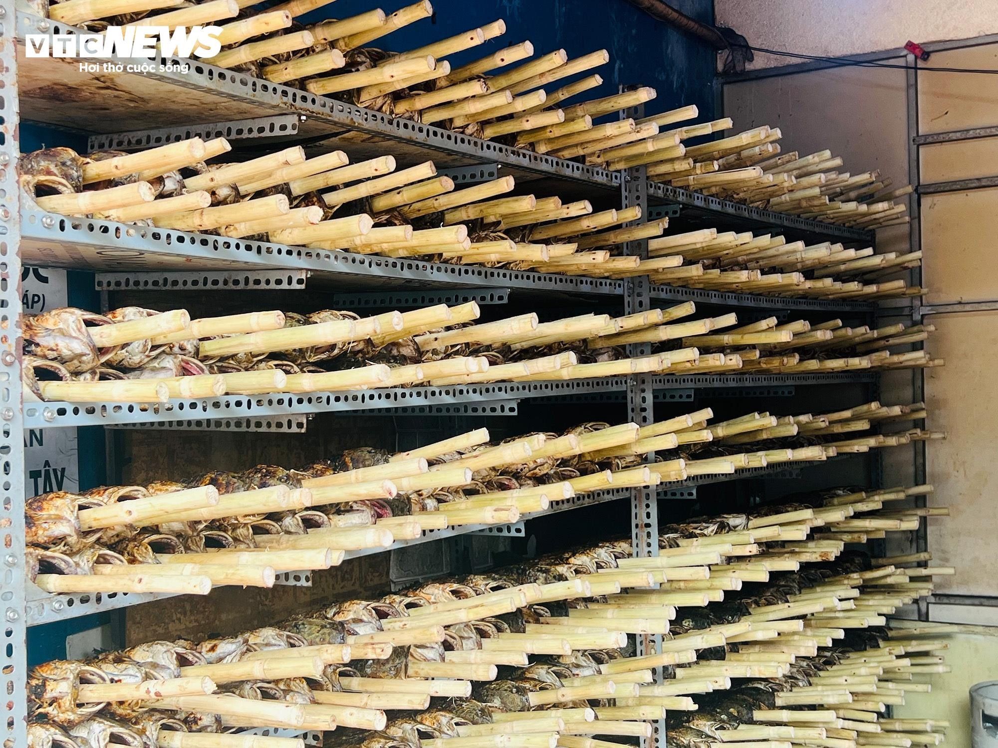 Cả tiệm xuyên đêm không ngủ, phục vụ khách mua vịt, heo quay ngày vía Thần Tài - 12