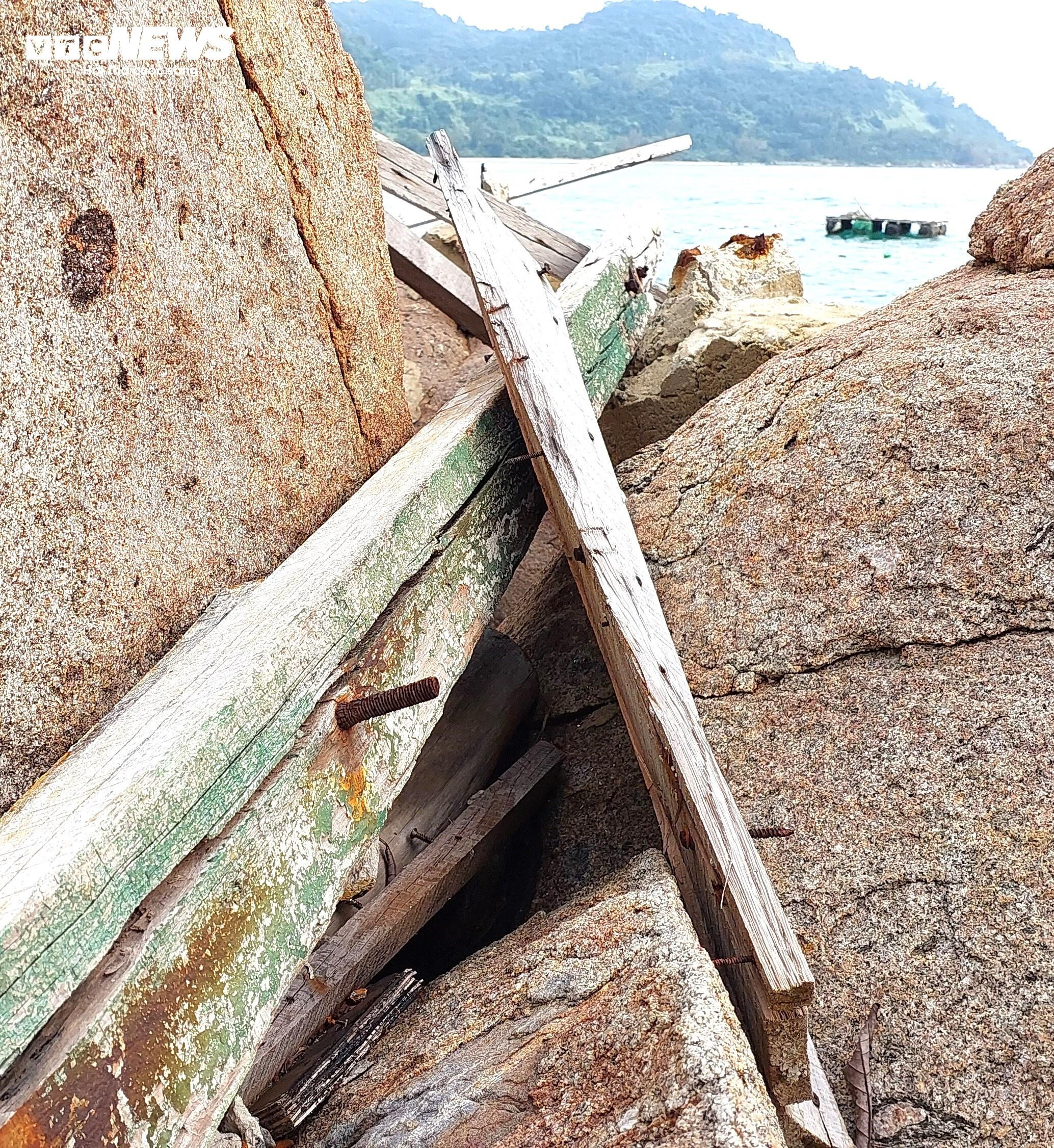 Nhan nhản 'chông' sắt dọc bãi biển ở bán đảo Sơn Trà - 4