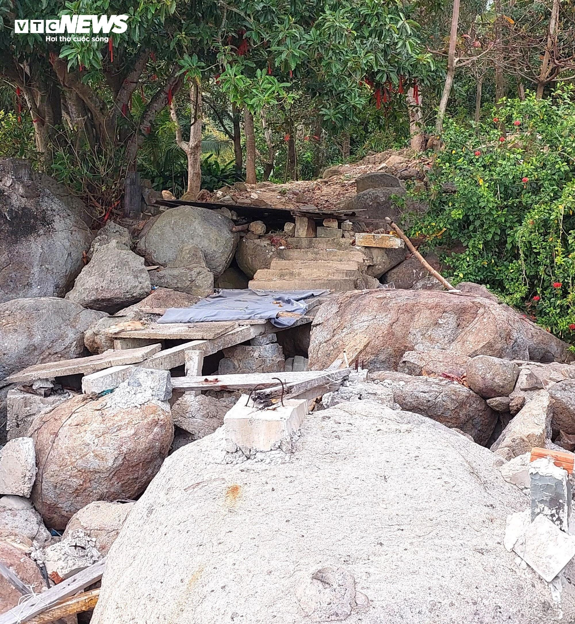 Nhan nhản 'chông' sắt dọc bãi biển ở bán đảo Sơn Trà - 5