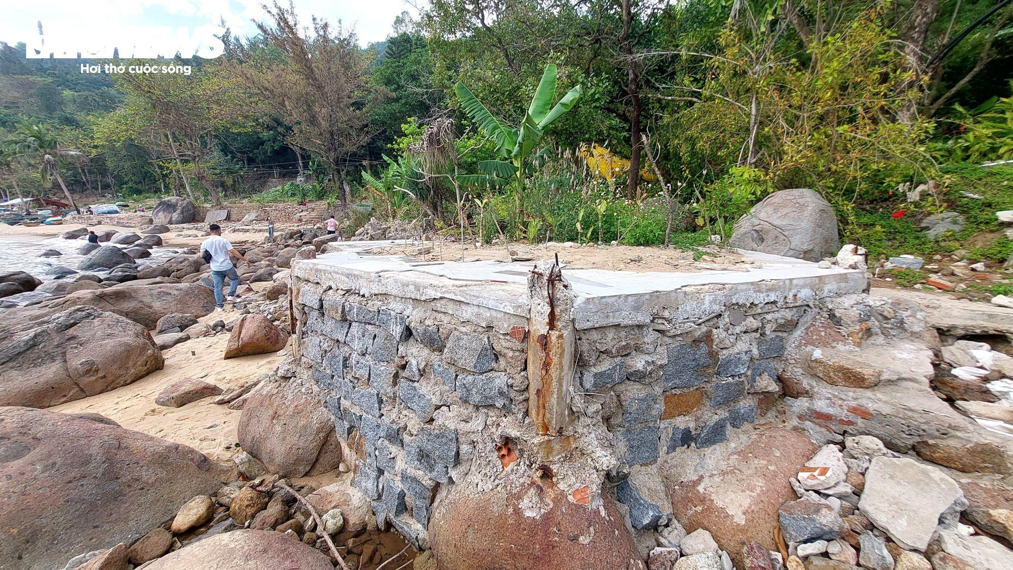 Nhan nhản 'chông' sắt dọc bãi biển ở bán đảo Sơn Trà - 1