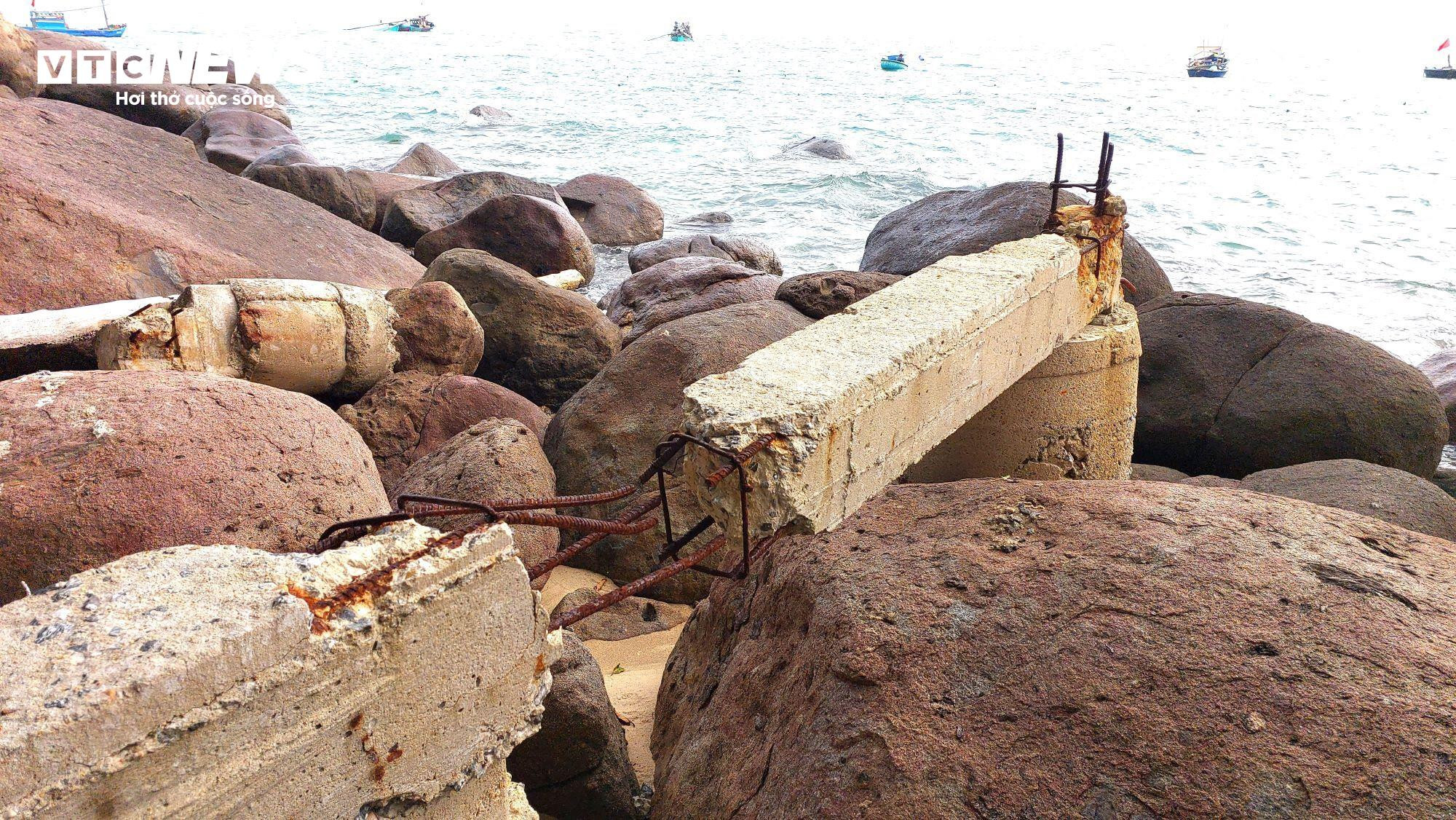 Nhan nhản 'chông' sắt dọc bãi biển ở bán đảo Sơn Trà - 2