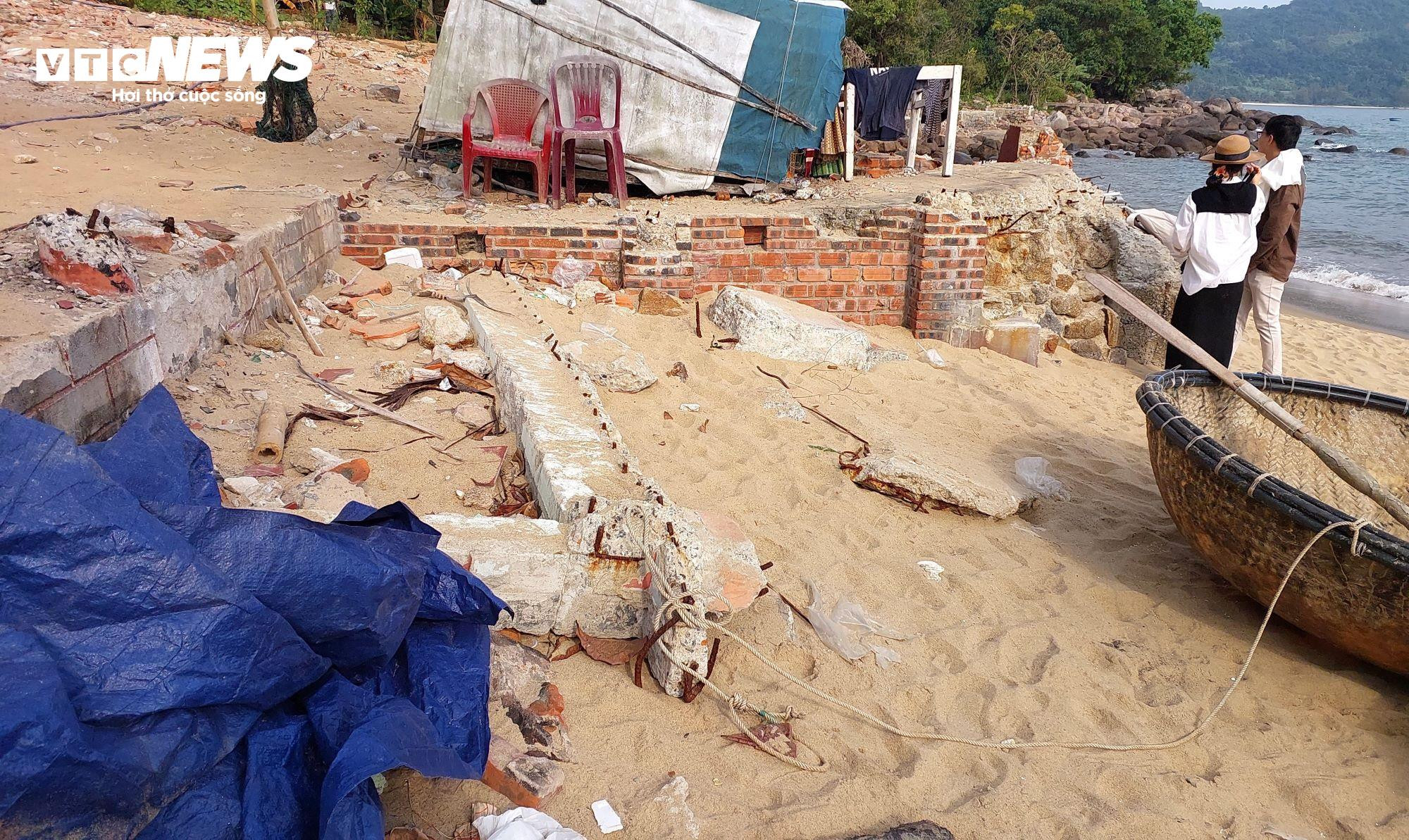 Nhan nhản 'chông' sắt dọc bãi biển ở bán đảo Sơn Trà - 7