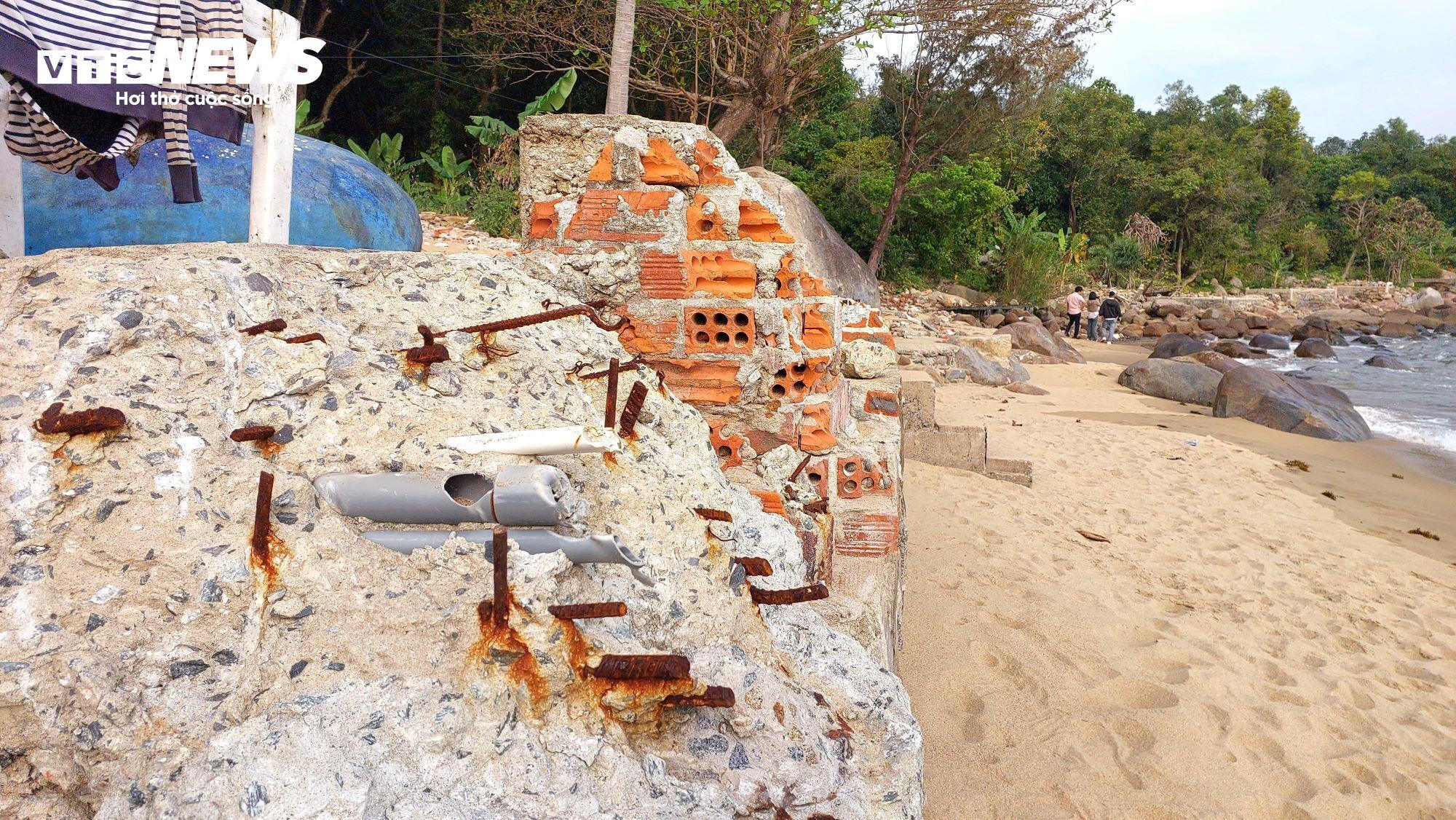 Nhan nhản 'chông' sắt dọc bãi biển ở bán đảo Sơn Trà - 8