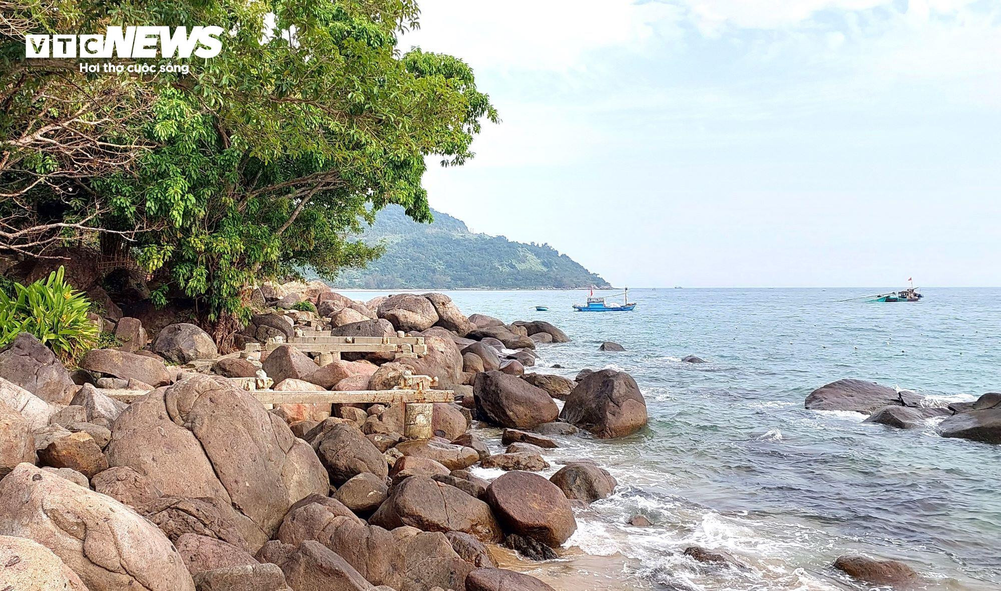 Nhan nhản 'chông' sắt dọc bãi biển ở bán đảo Sơn Trà - 10