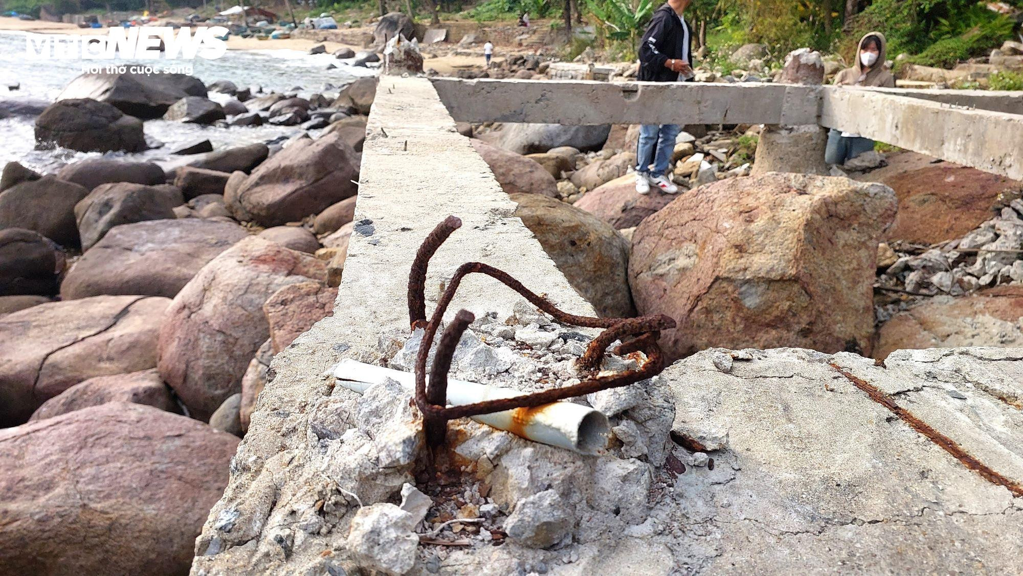Nhan nhản 'chông' sắt dọc bãi biển ở bán đảo Sơn Trà - 3