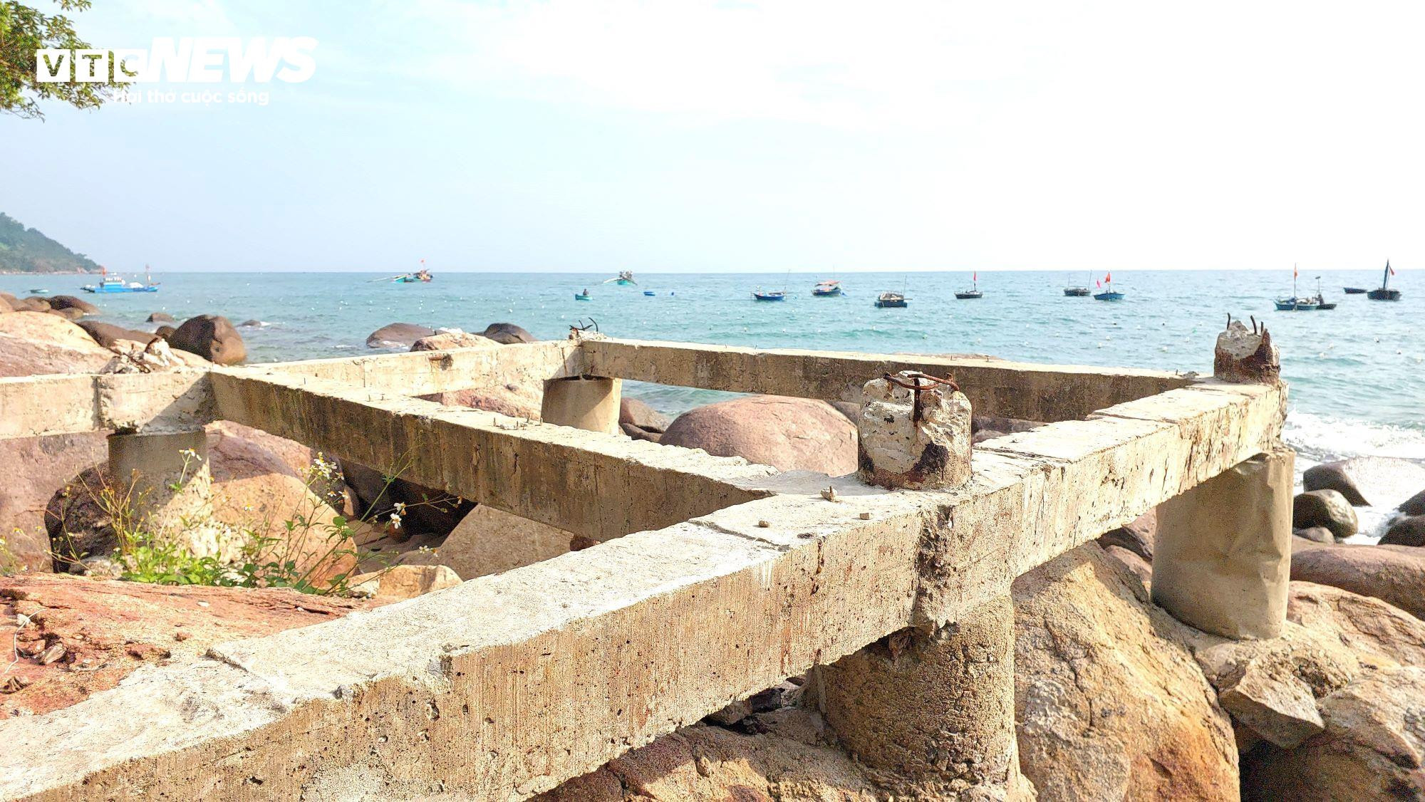 Nhan nhản 'chông' sắt dọc bãi biển ở bán đảo Sơn Trà - 6