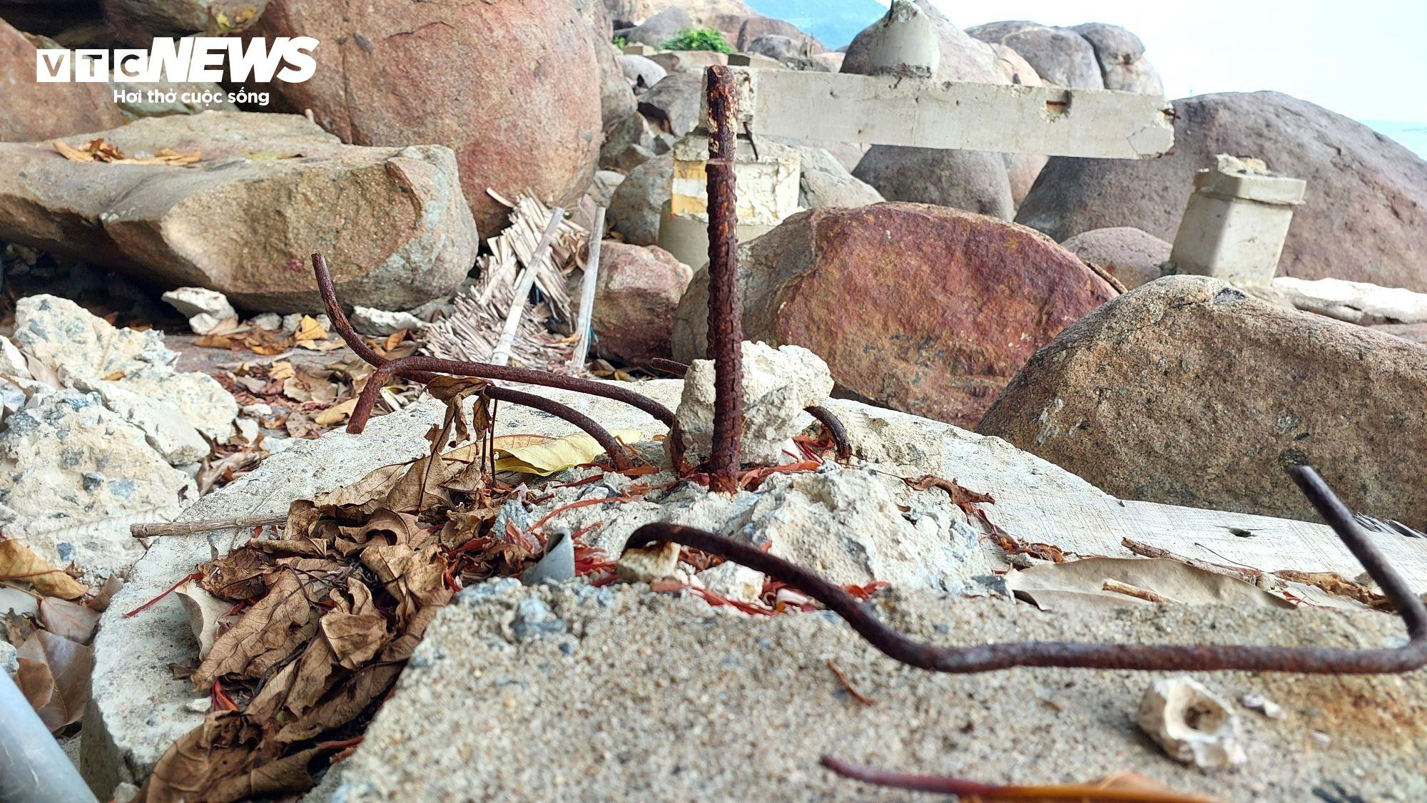 Nhan nhản 'chông' sắt dọc bãi biển ở bán đảo Sơn Trà - 9