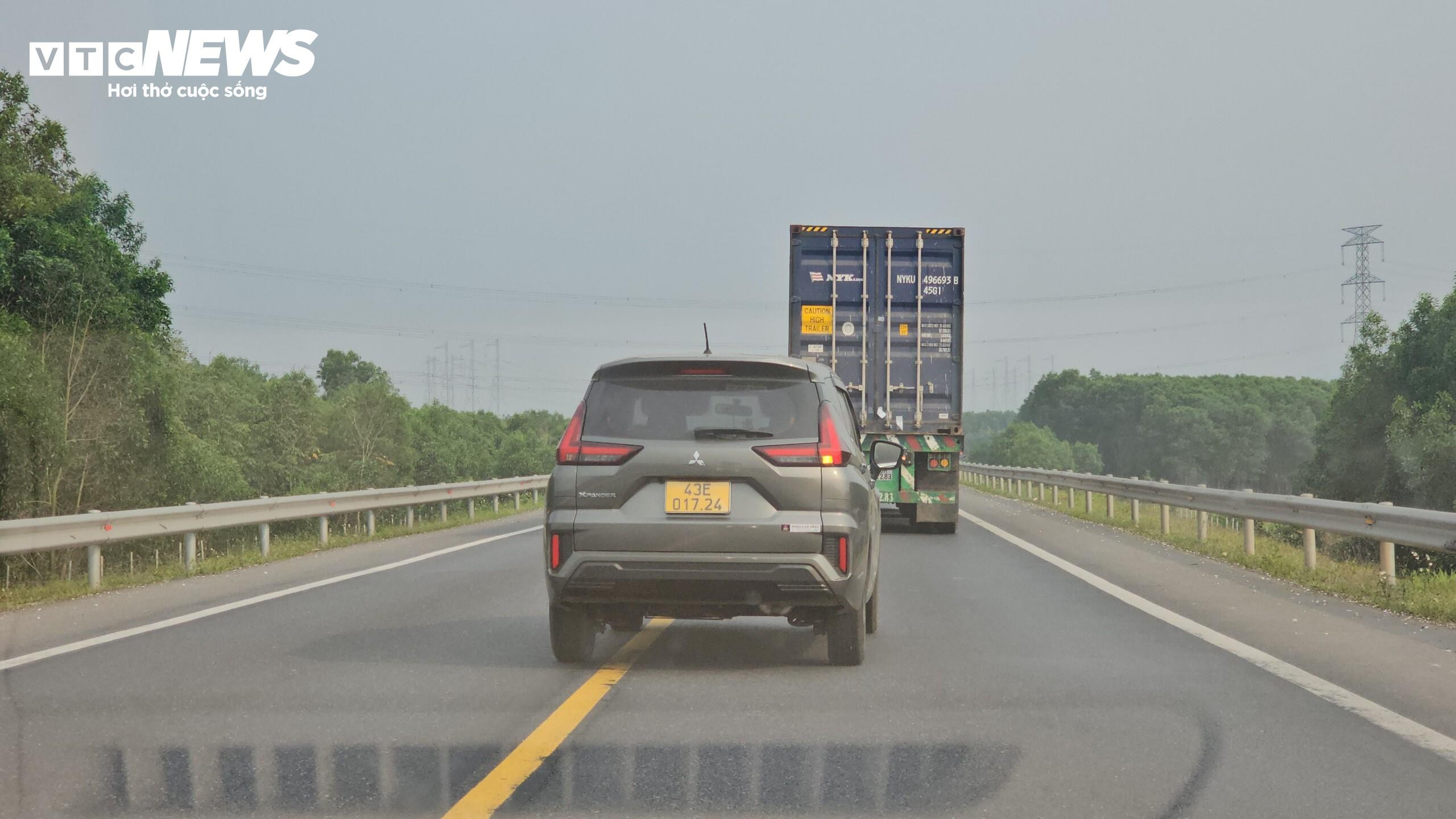 Ô tô vẫn 'đùa giỡn' với tử thần trên cao tốc Cam Lộ-La Sơn sau tai nạn thảm khốc - 5