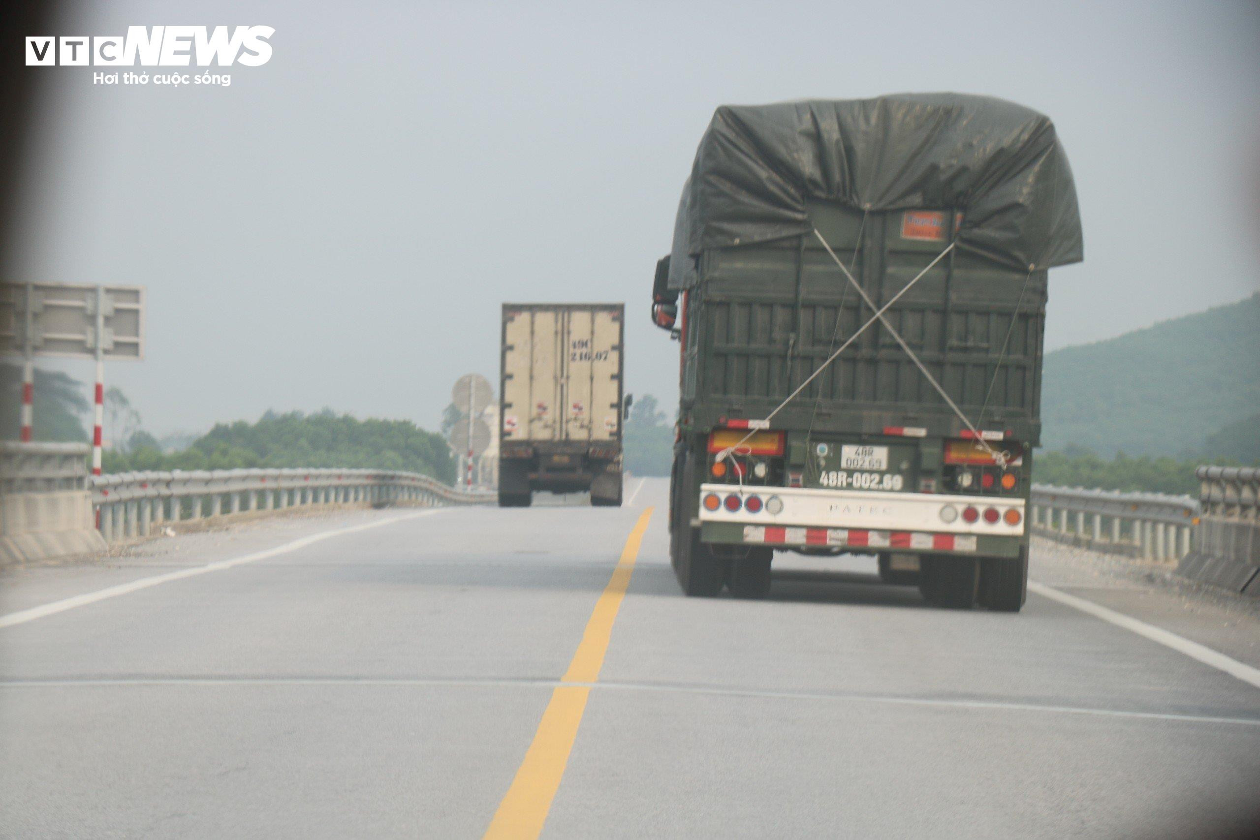 Ô tô vẫn 'đùa giỡn' với tử thần trên cao tốc Cam Lộ-La Sơn sau tai nạn thảm khốc - 7