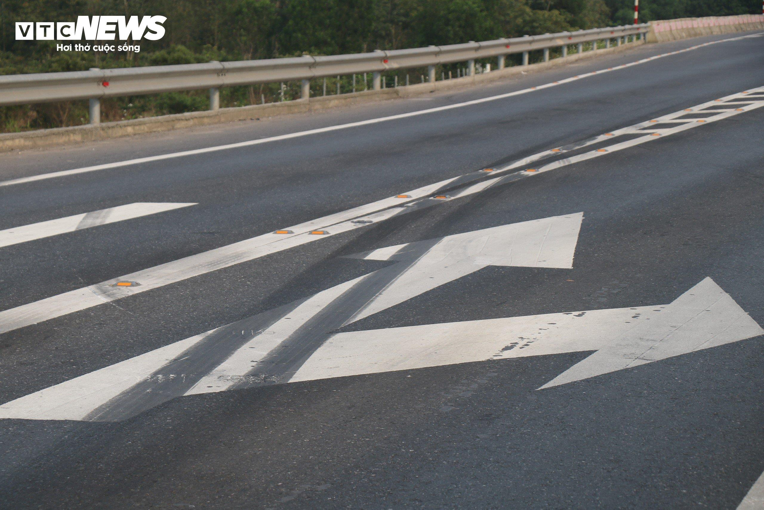 Ô tô vẫn 'đùa giỡn' với tử thần trên cao tốc Cam Lộ-La Sơn sau tai nạn thảm khốc - 4