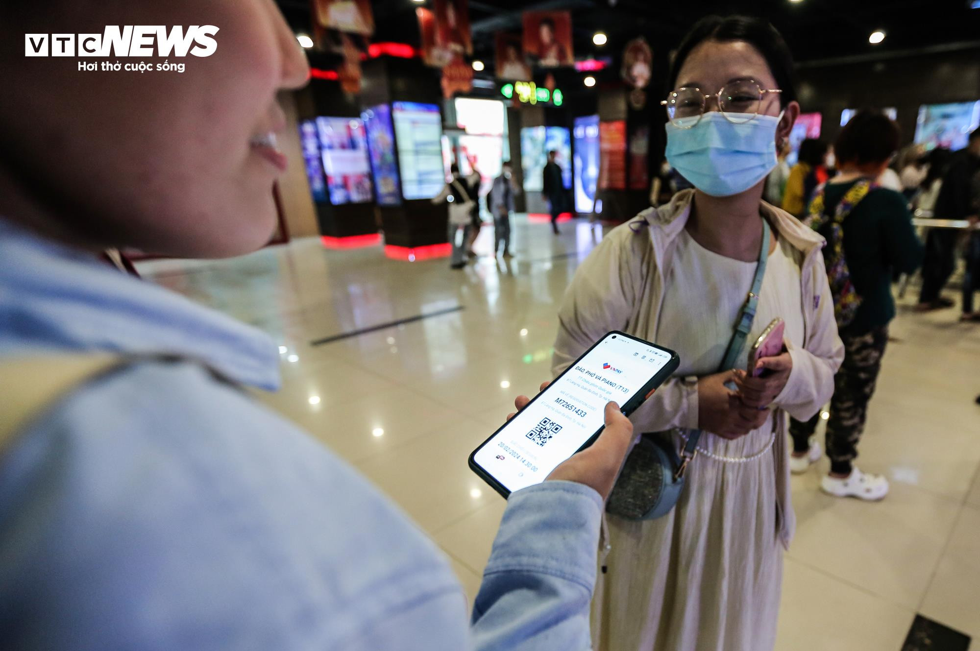 'Đào, phở và piano': Khán giả muốn xem phải ra rạp đặt vé cho ngày hôm sau - 6