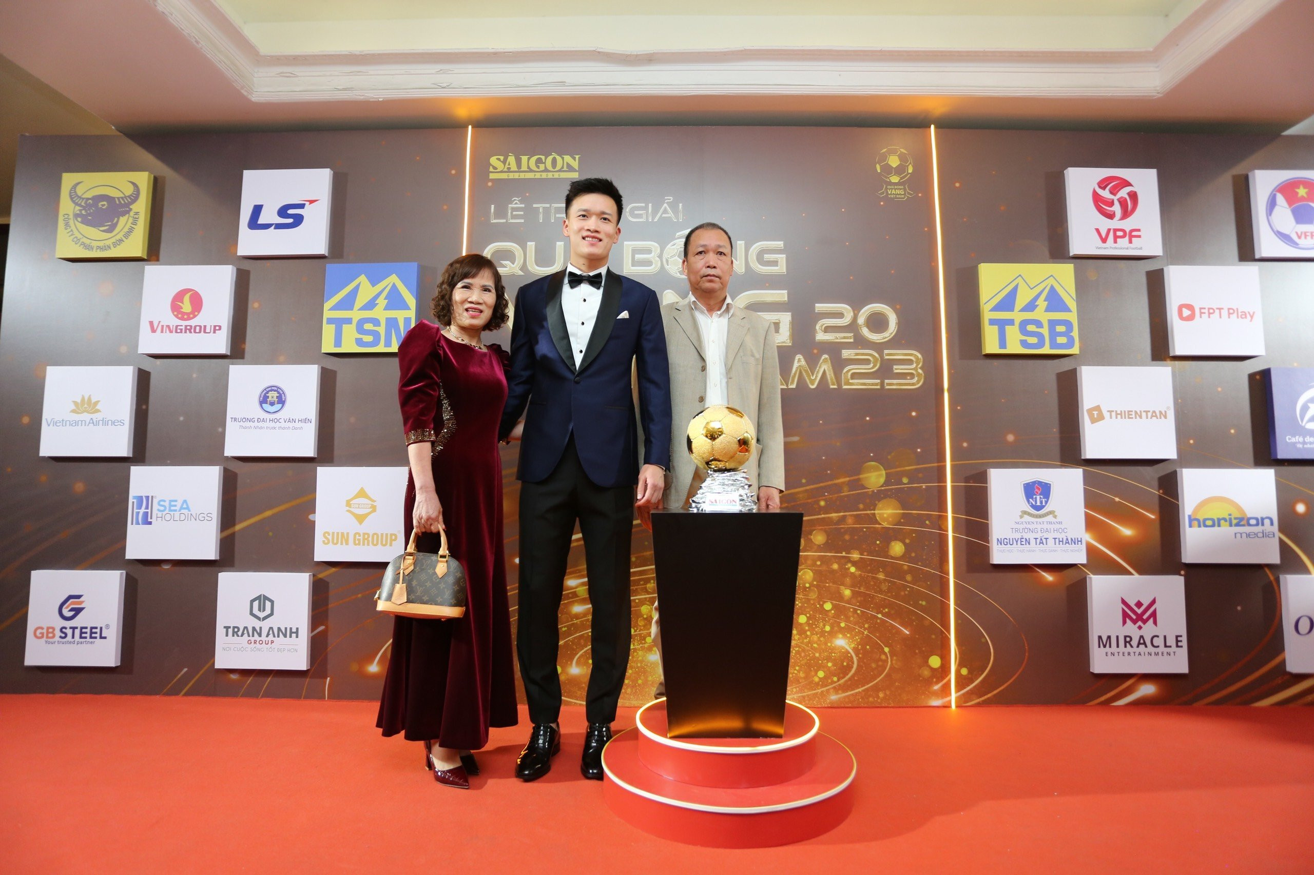 Hoàng Đức: Từng tính giải nghệ, không dám mơ Quả bóng vàng - 1