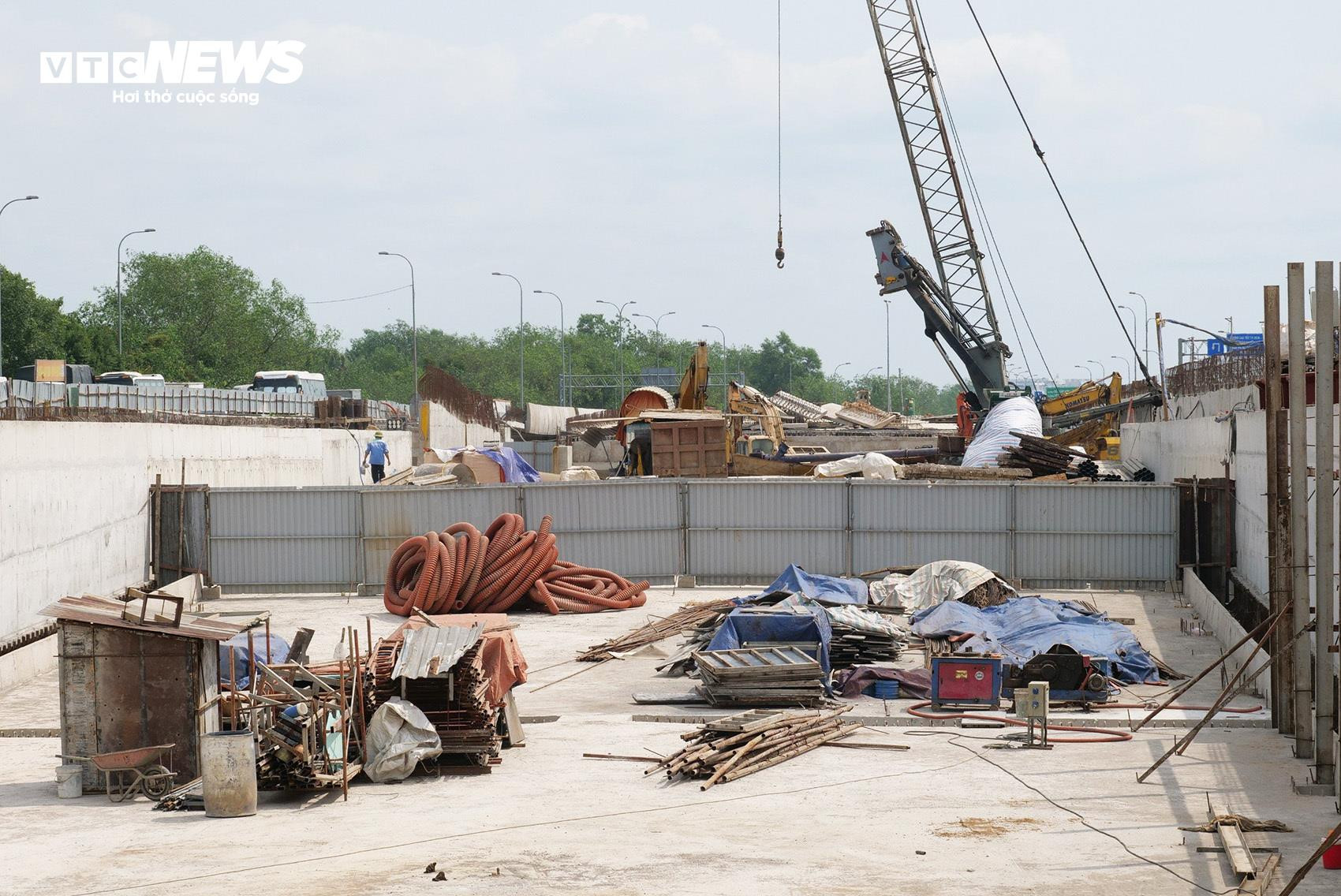 Công nhân đội nắng tăng tốc thi công nút giao gần 3.500 tỷ đồng ở TP.HCM - 13