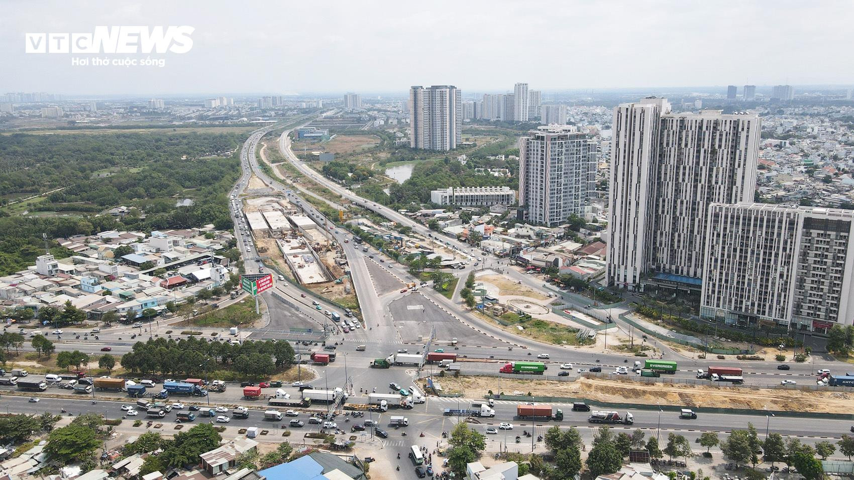 Công nhân đội nắng tăng tốc thi công nút giao gần 3.500 tỷ đồng ở TP.HCM - 15