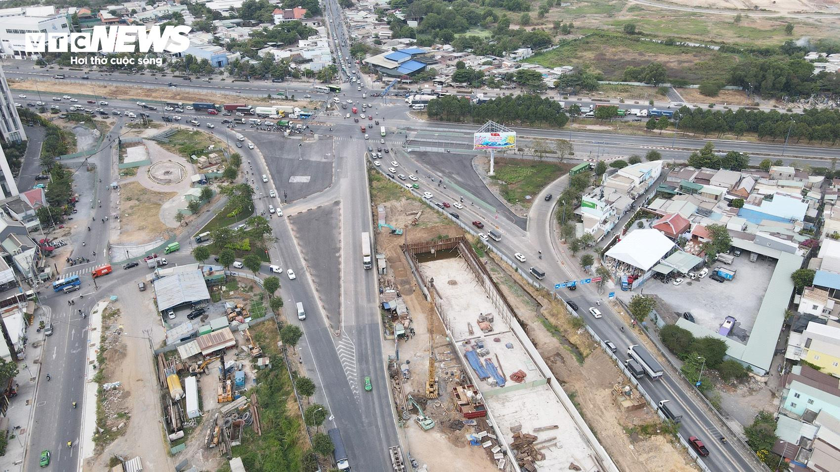 Công nhân đội nắng tăng tốc thi công nút giao gần 3.500 tỷ đồng ở TP.HCM - 3