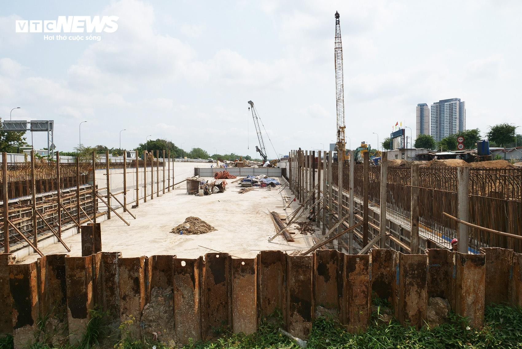 Công nhân đội nắng tăng tốc thi công nút giao gần 3.500 tỷ đồng ở TP.HCM - 5