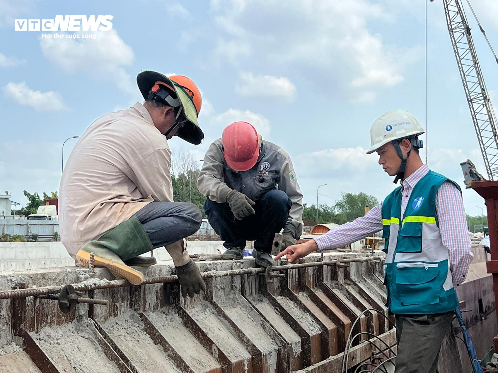 Công nhân đội nắng tăng tốc thi công nút giao gần 3.500 tỷ đồng ở TP.HCM - 6